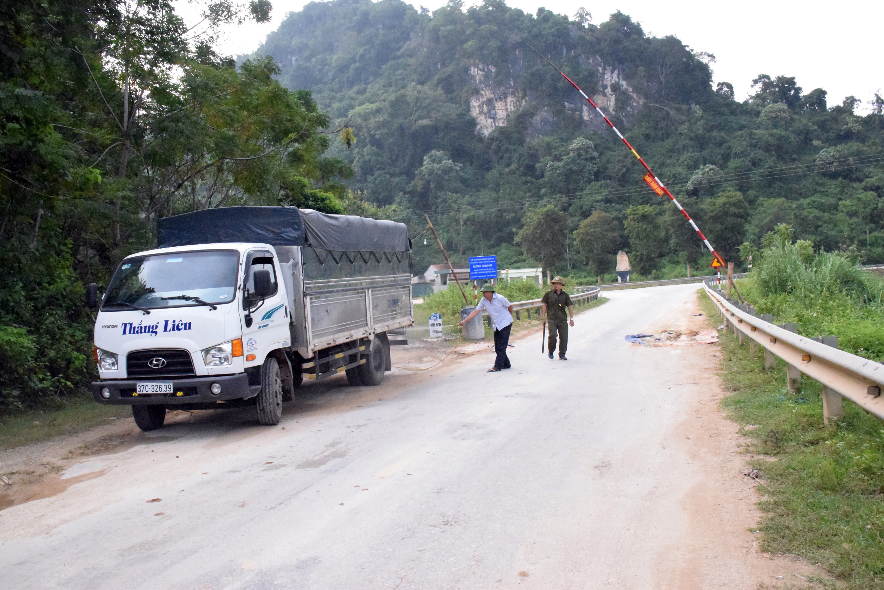 Huyện Quế Phong duy trì chốt kiểm soát dochj bệnh gia súc trên Quốc lộ 48. Ảnh: Xuân Hoàng