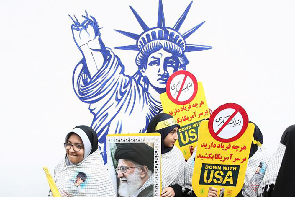Những người ủng hộ lãnh tụ tối cao Iran Khameini tại Tehran, tháng 11/2019.  Ảnh Reuters