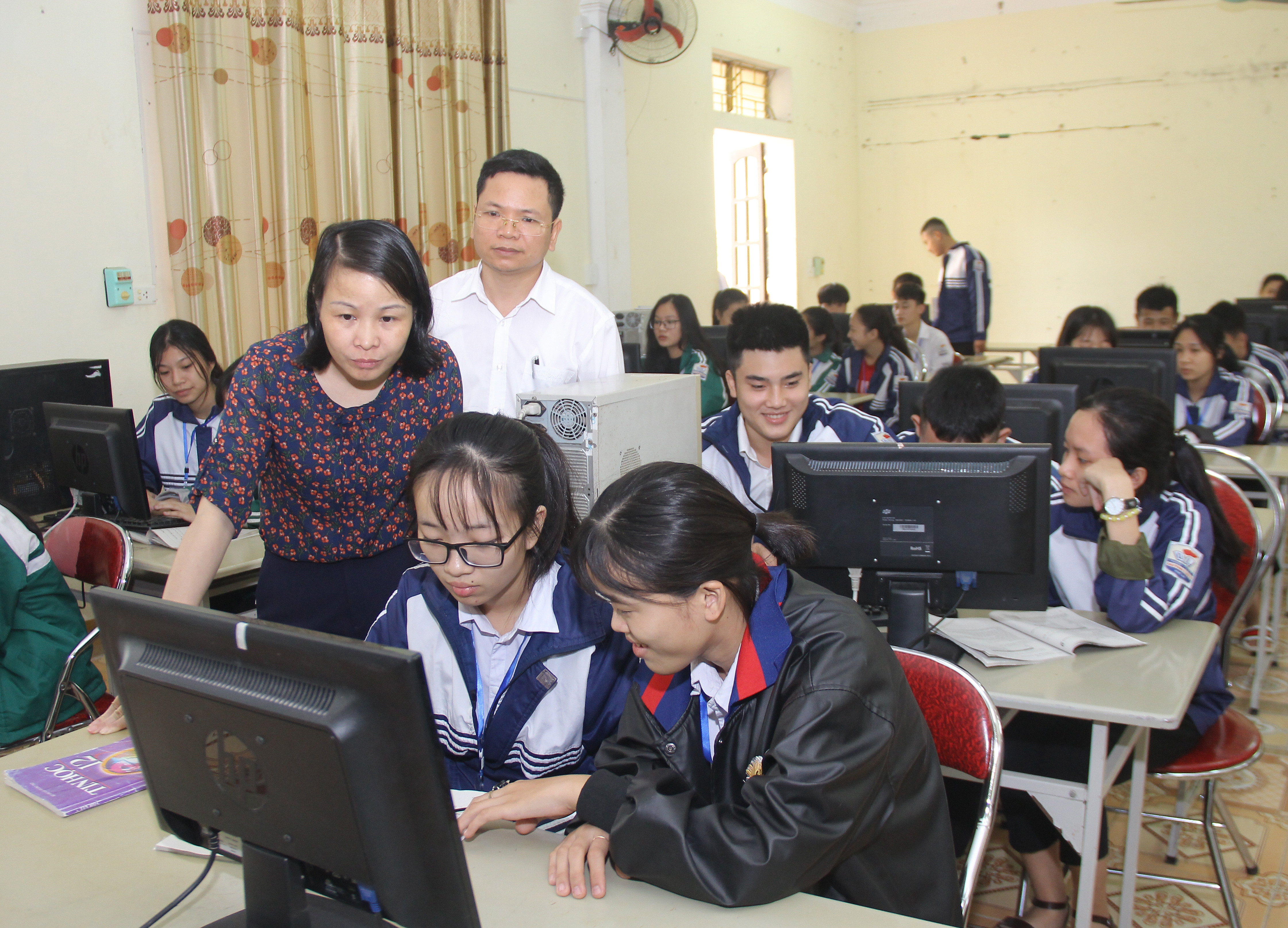 Đoàn giám sát một tiết học tin học tại Trường THPT Quỳnh Lưu 1. Ảnh: Mai Hoa
