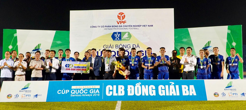 Dù CLB TP.HCM chỉ là Á quân V.League 2019, nhưng ông Chung Hae-seong vẫn được bầu là HLV xuất sắc nhất mùa giải. Ảnh HCMFC