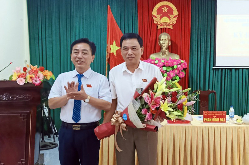 bna_ Pho BT, Chủ tịch HĐND huyện tặng hoa chúc mừng tân phó chủ tịch UBND huyện Quỳ  Hợp Hoàng Văn Thái (2)