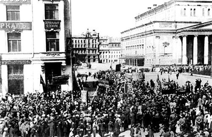 Công nhân ở Petrograd xuống đường biểu tình trong cuộc Cách mạng Tháng Hai.