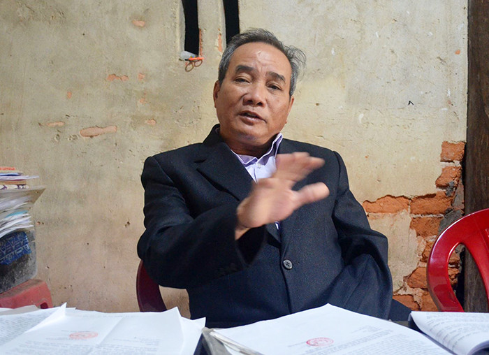 Công dân Hoàng Văn Nam, người viết đơn tố cáo một số sai phạm lĩnh vực đất đai ở xã Thanh Hà. Ảnh: Nhật Lân