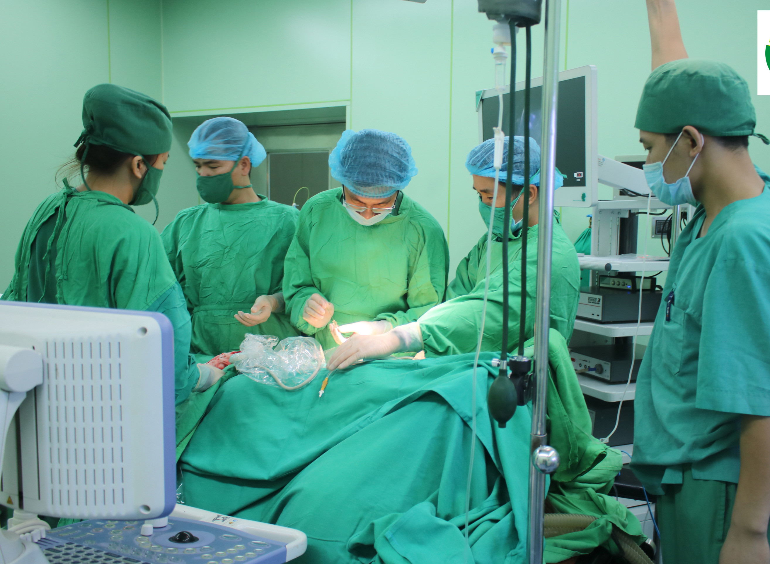 Phẫu thuật nội soi lấy sỏi thận qua da bằng đường hầm nhỏ tại Bệnh viện Đa khoa thành phố Vinh. Ảnh: Mai Hoa