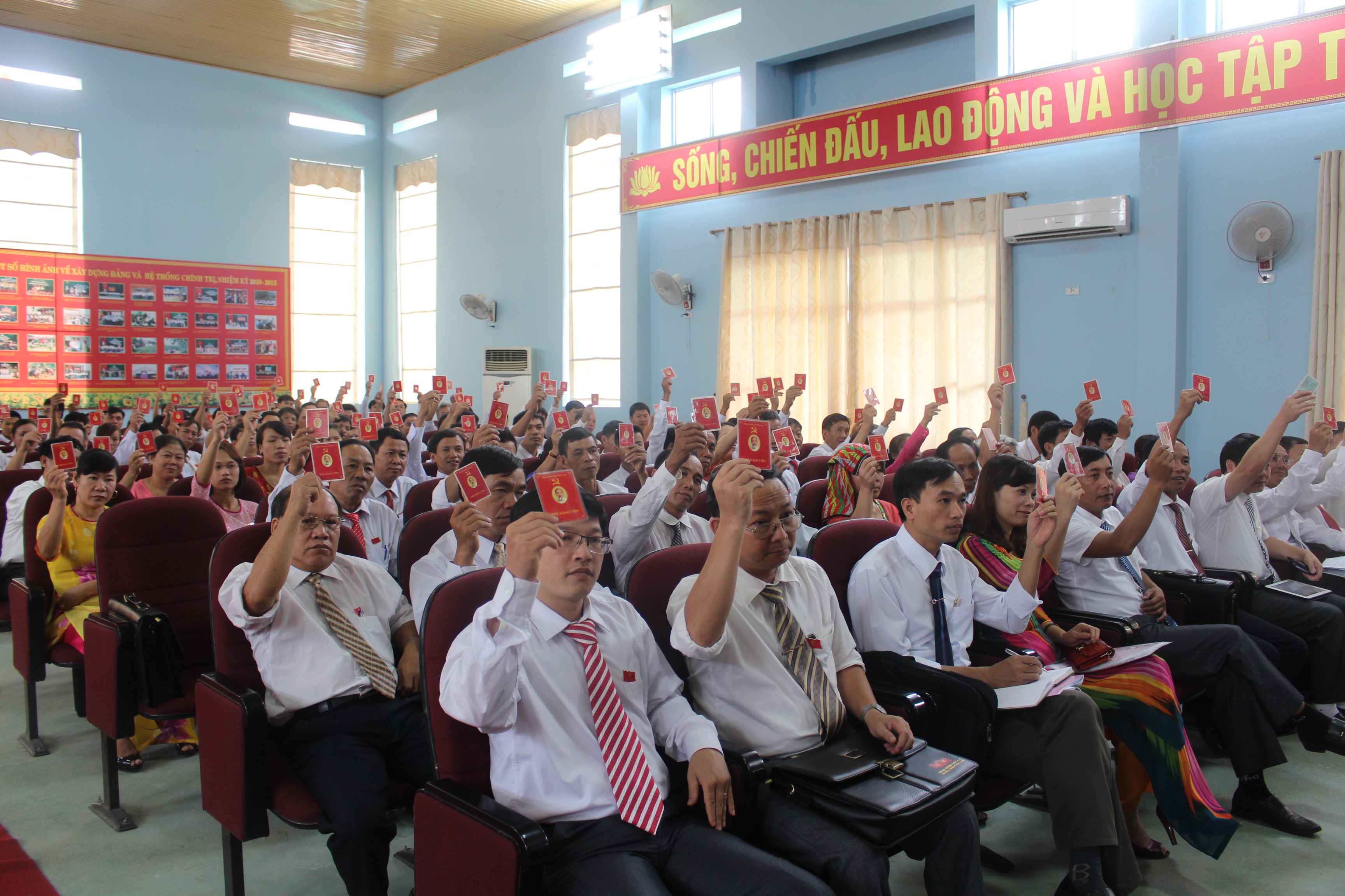 12.Các đại biểu thông qua Đề án BCH Đảng bộ huyện nhiệm kỳ 2015 -2020
