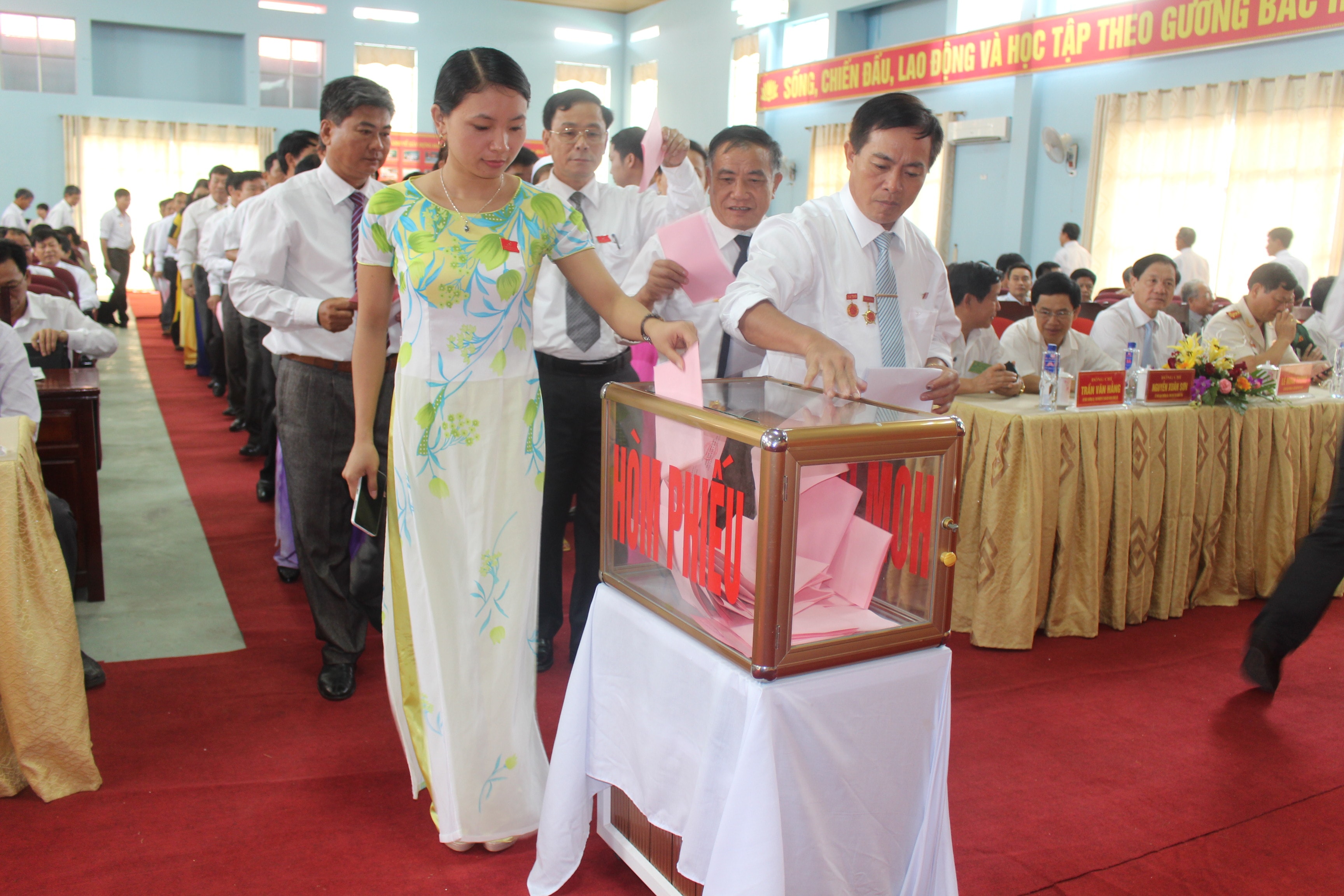 bna_đại biểu thông qua Đề án BCH Đảng bộ huyện nhiệm kỳ 2015 -2020