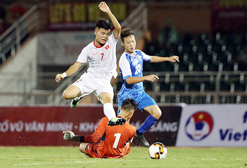 U19 Việt Nam (áo trắng) đã có một hiệp 1 không thành công. 