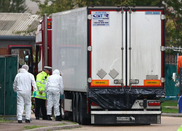 Cảnh sát Anh khám nghiệm container thời điểm xảy ra vụ việc - Ảnh: REUTERS