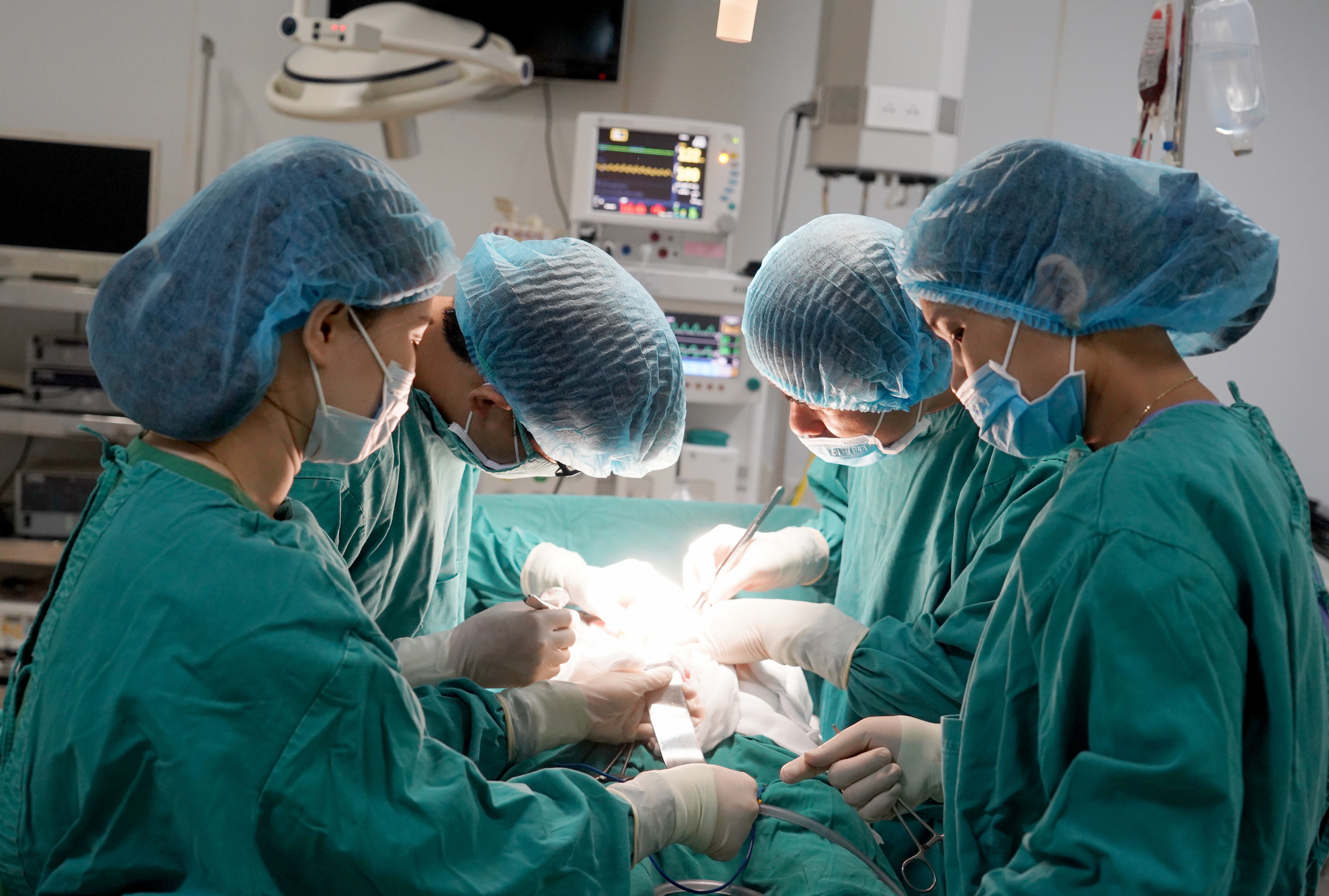 Ekip chuyên môn Bệnh viện Đa khoa Cửa Đông tiến hành phẫu thuật cấp cứu cho bệnh nhân Đàm Văn V. Ảnh: Cao Phương