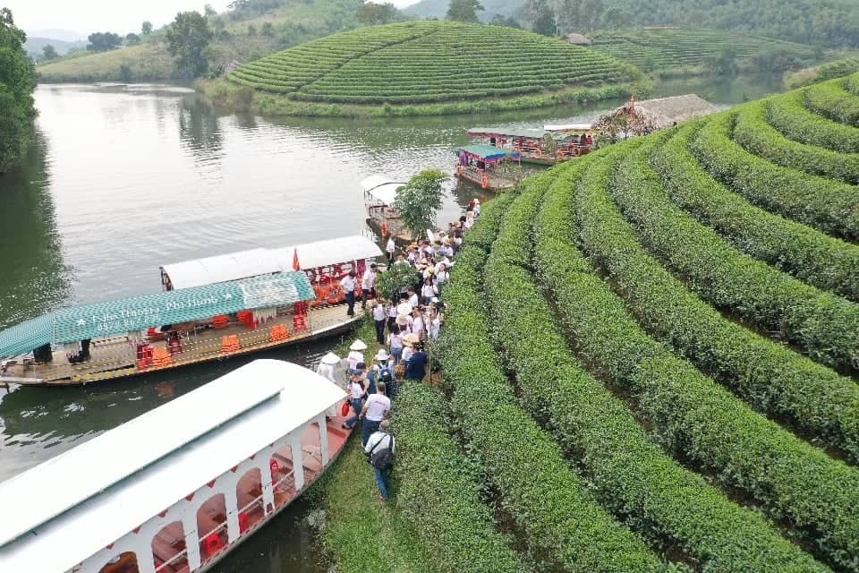 Niềm vui và phấn khởi của các thành viên trong tập thể Báo Nghệ An khi đặt chân đến đảo Chè. Ảnh: Sách Nguyễn