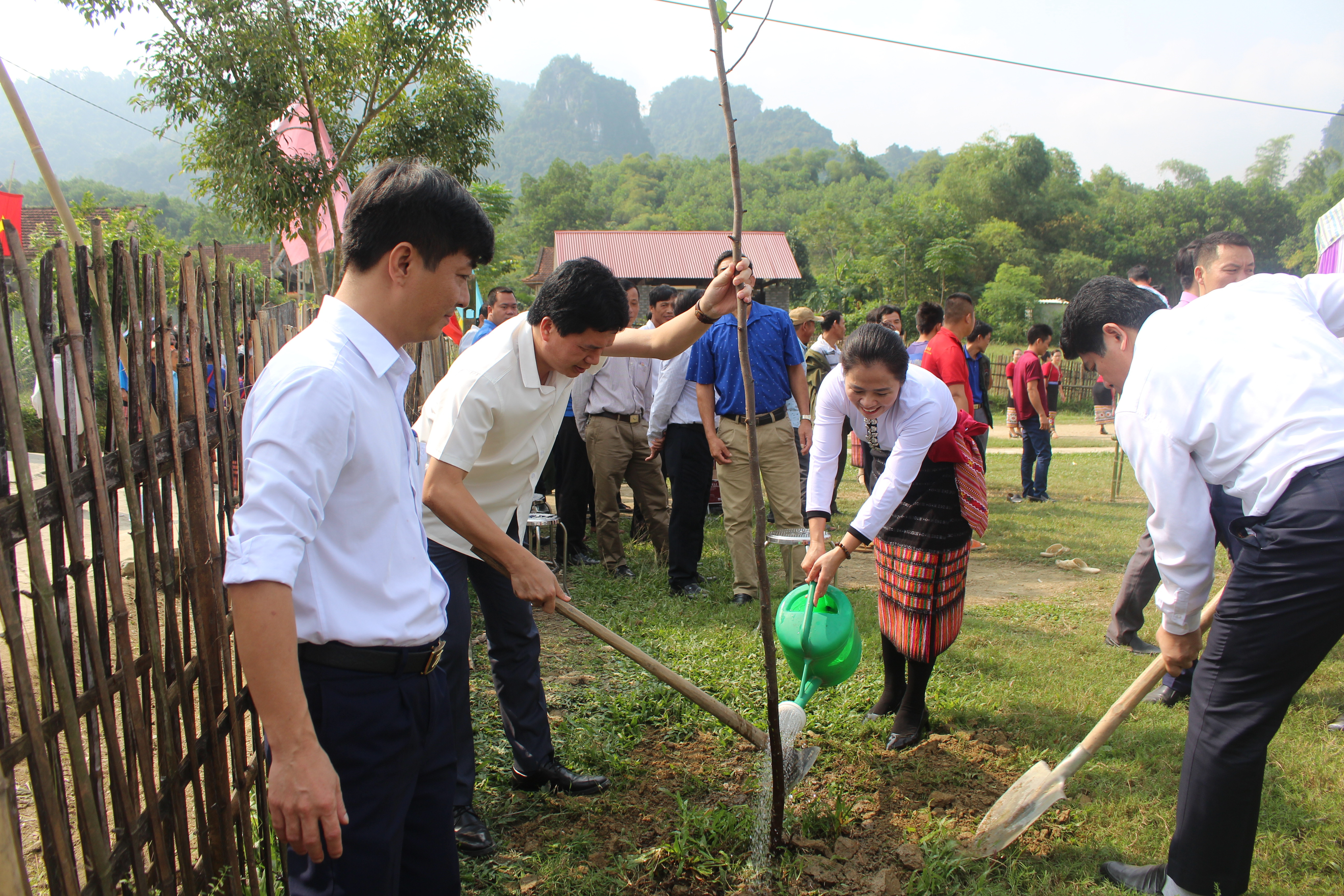 Các đại biểu trồng cây lưu niệm tại bản Mét, xã Lục Dạ. Ảnh: Bảo Hân 