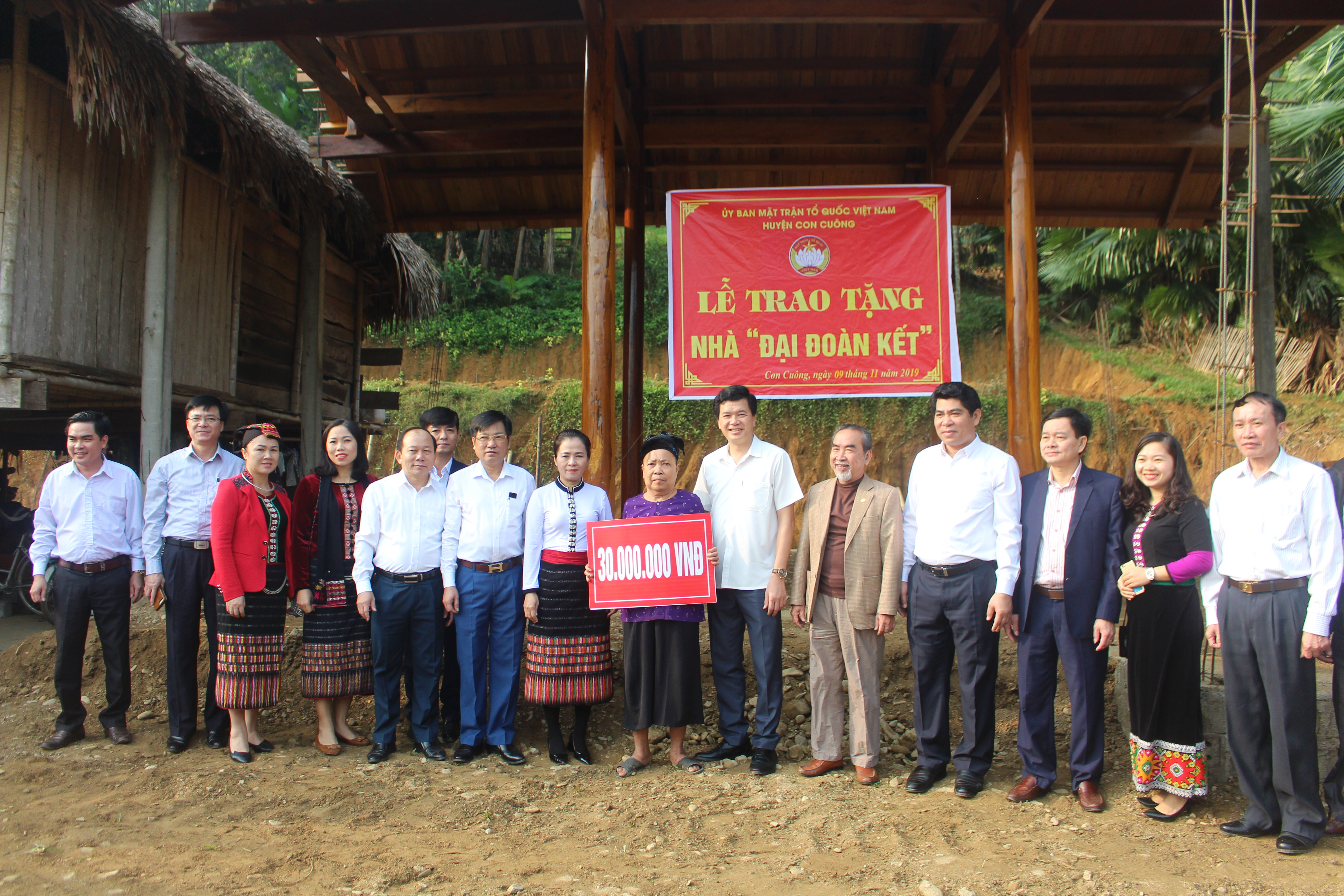 Huyện Con Cuông trao nhà Đại đoàn kết cho gia đình bà Bà Lữ Thị Ban ở bản Liên Sơn, xã Lục Dạ. Ảnh: Bảo Hân