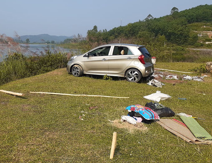 Chiếc xe con gặp nạn đã được cẩu lên để trên bờ hồ