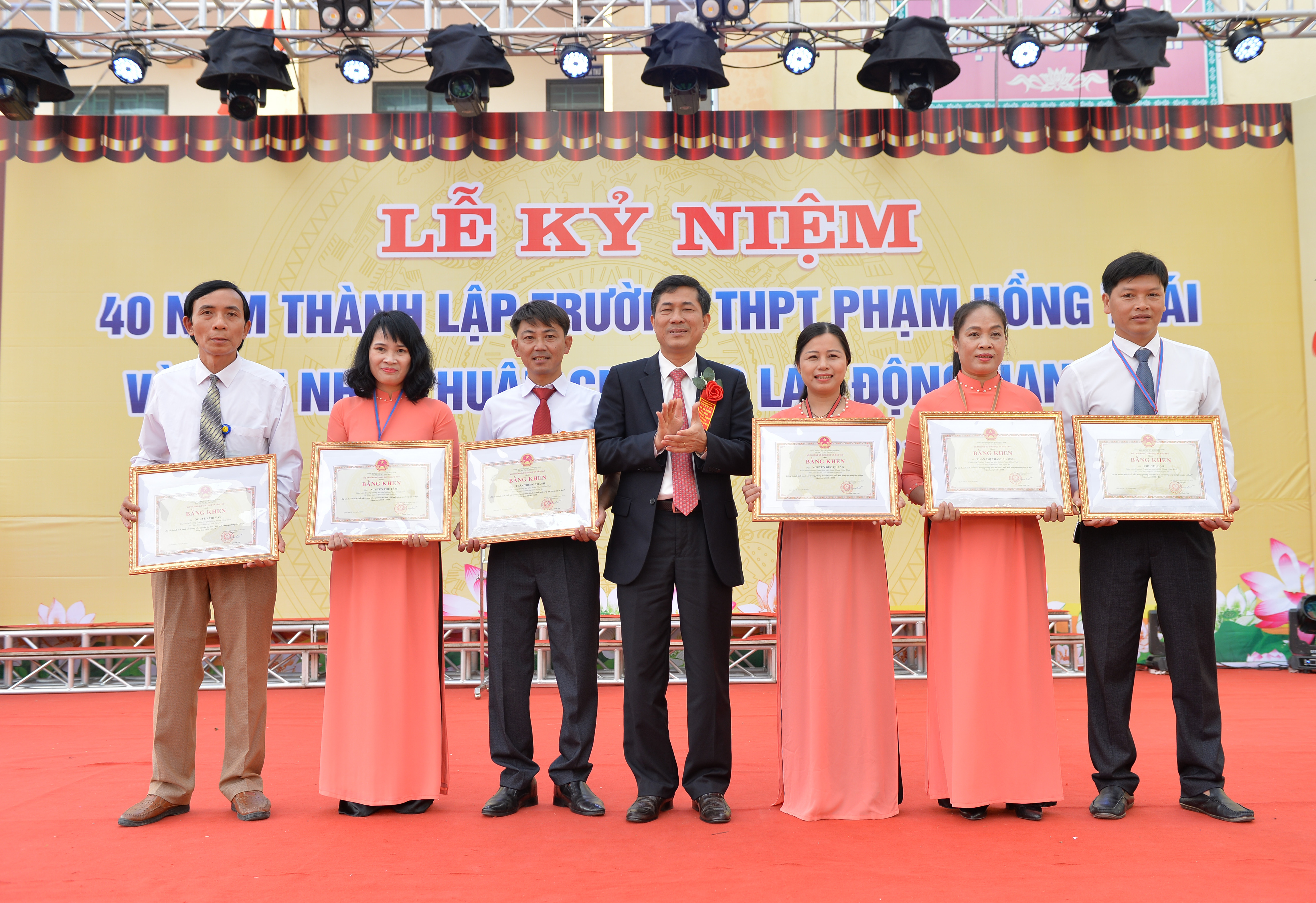 -Thừa ủy quyền của Bộ trưởng Bộ Giáo dục và Đào tạo, đồng chí Thái Văn Thành - Ủy viên BCH Đảng bộ tỉnh, Giám đốc Sở Giáo dục và Đào tạo trao các cá nhân có thành tích xuất sắc trong công tác dạy học. 