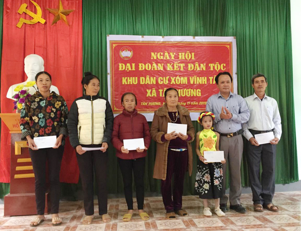 Đồng chí Nguyễn Nam Đình tặng 7 suất quà, mỗi suất trị giá 500 ngàn