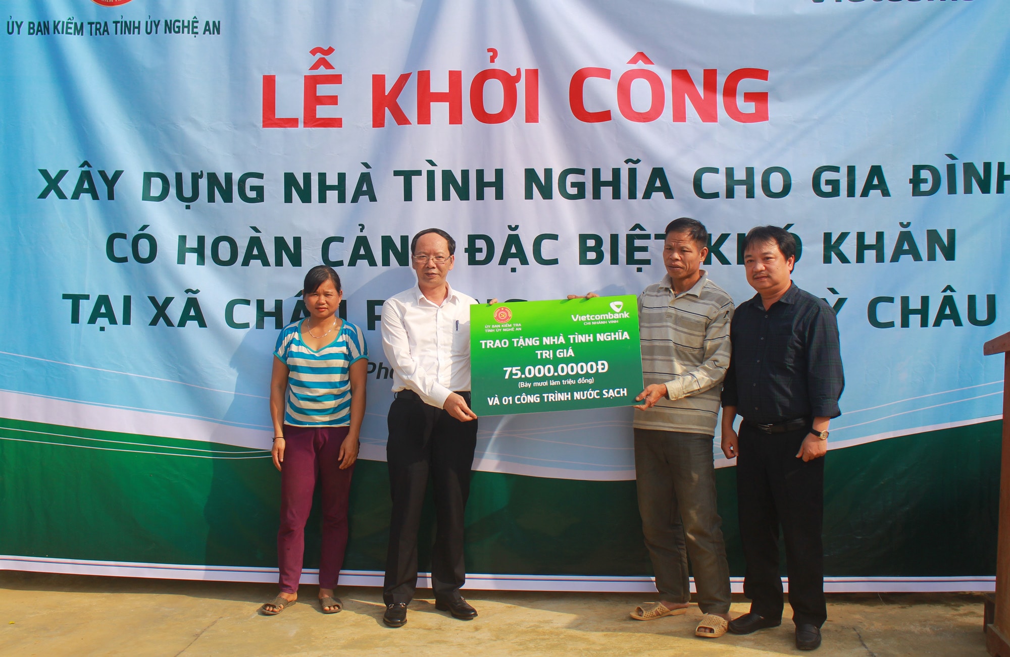 Ủy ban Kiểm tra Tỉnh ủy trao tặng nhà tình nghĩa.