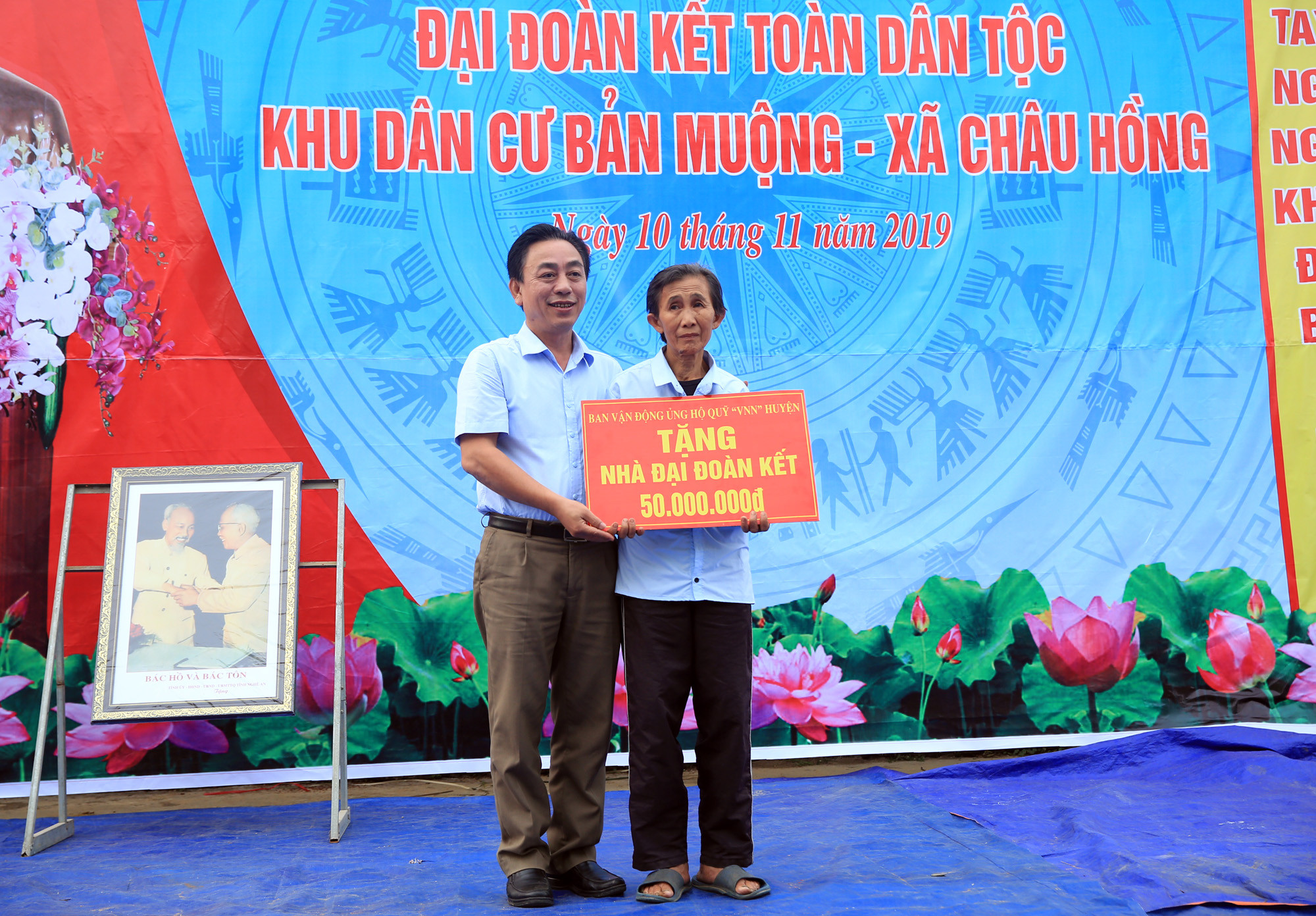 Đại diện lãnh đạo huyện Quỳ Hợp trao phần quà ý nghĩa cho người dân xã Châu Hồng trong ngày hội. Ảnh: Hồ Phương