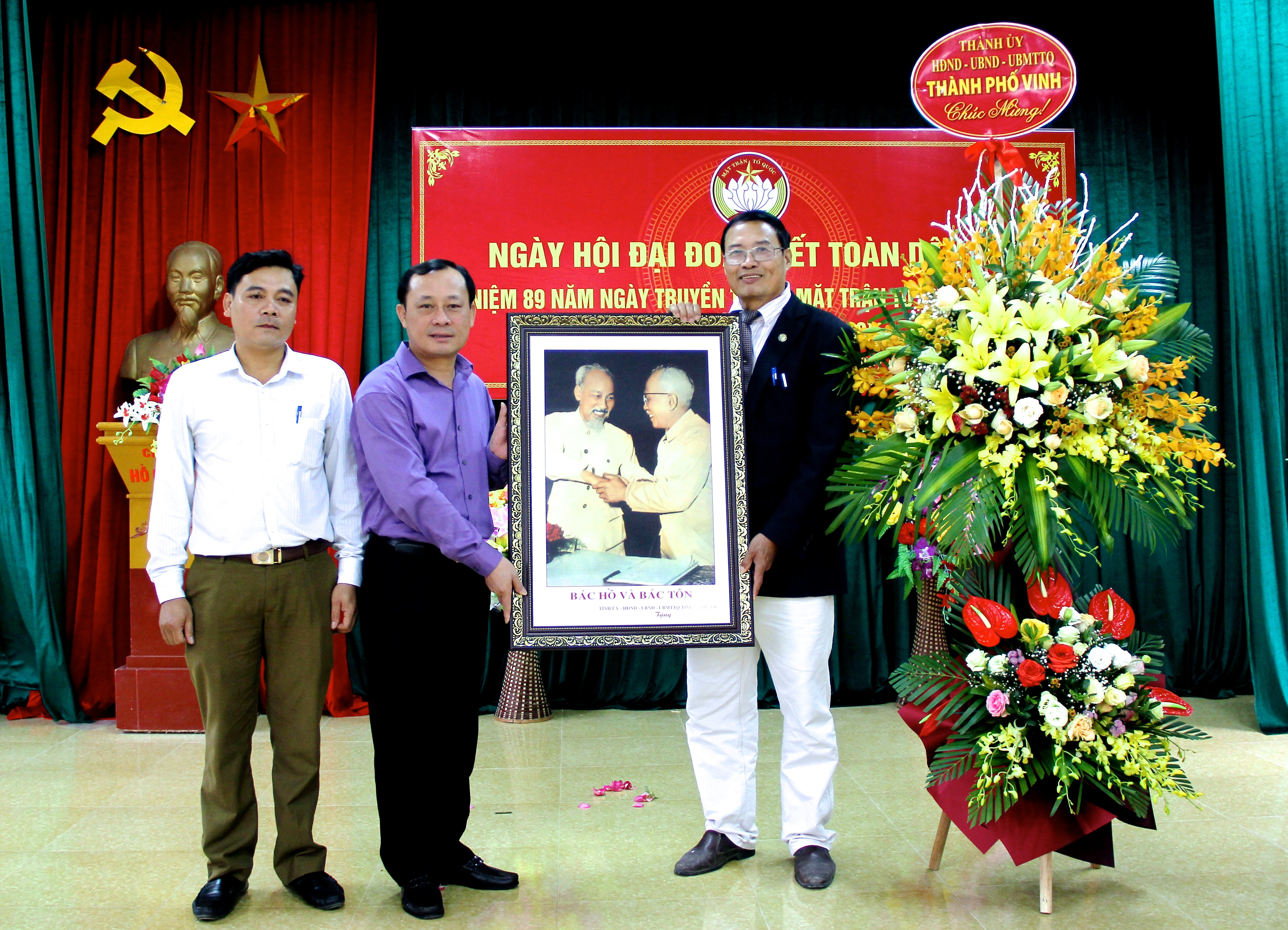 Bí thư Thành ủy Vinh Phan Đức Đồng trao tặng bức tranh 