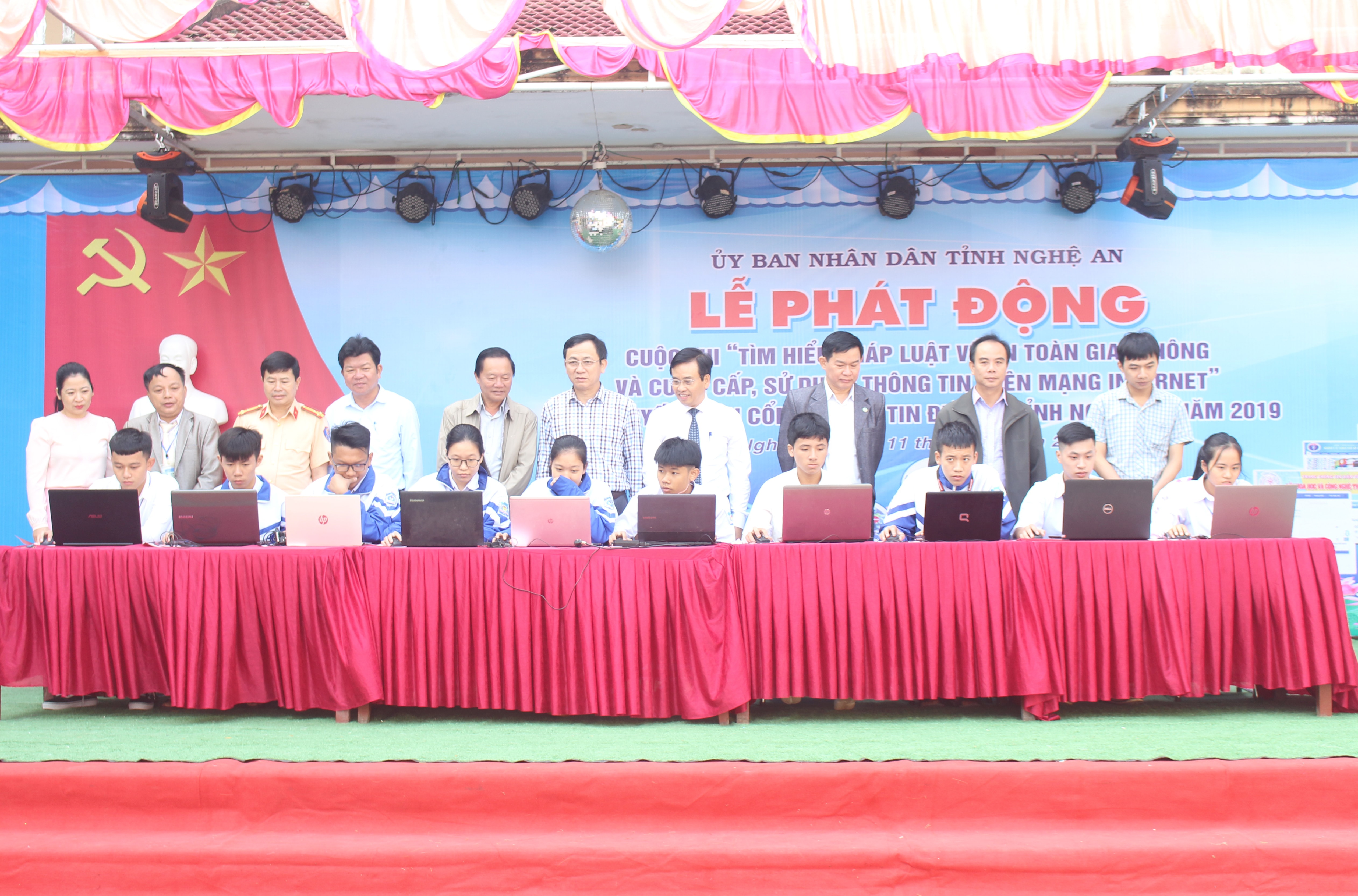10 em học sinh đầu tiên của Trường THPT Quỳnh Lưu 4 bắt đầu khởi động cuộc thi. Ảnh: Hồng Diện