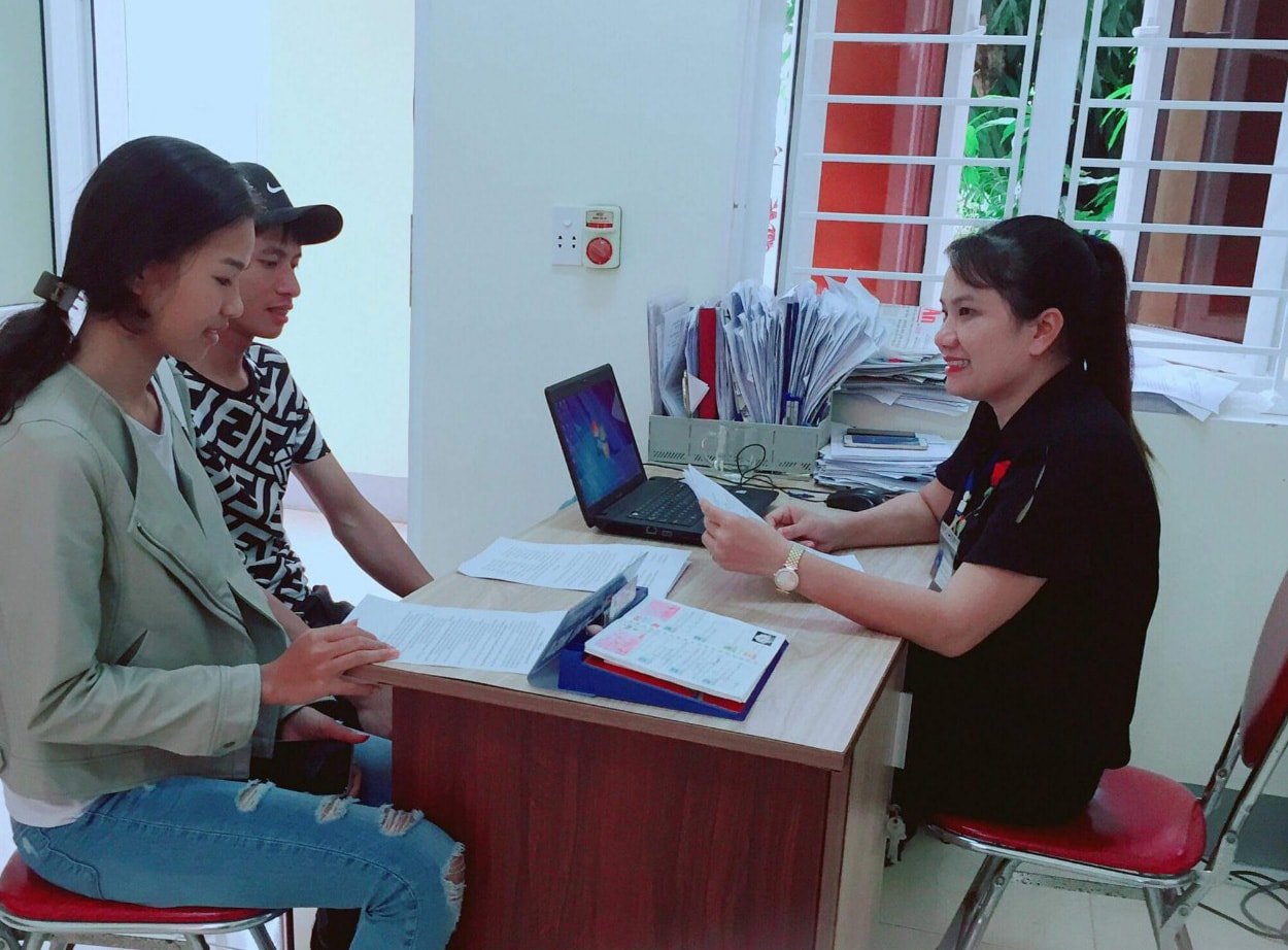 Công chức xã Hưng Lĩnh tư vấn, định hướng thị trường xuất khẩu lao động cho người dân. Ảnh: Mai Hoa