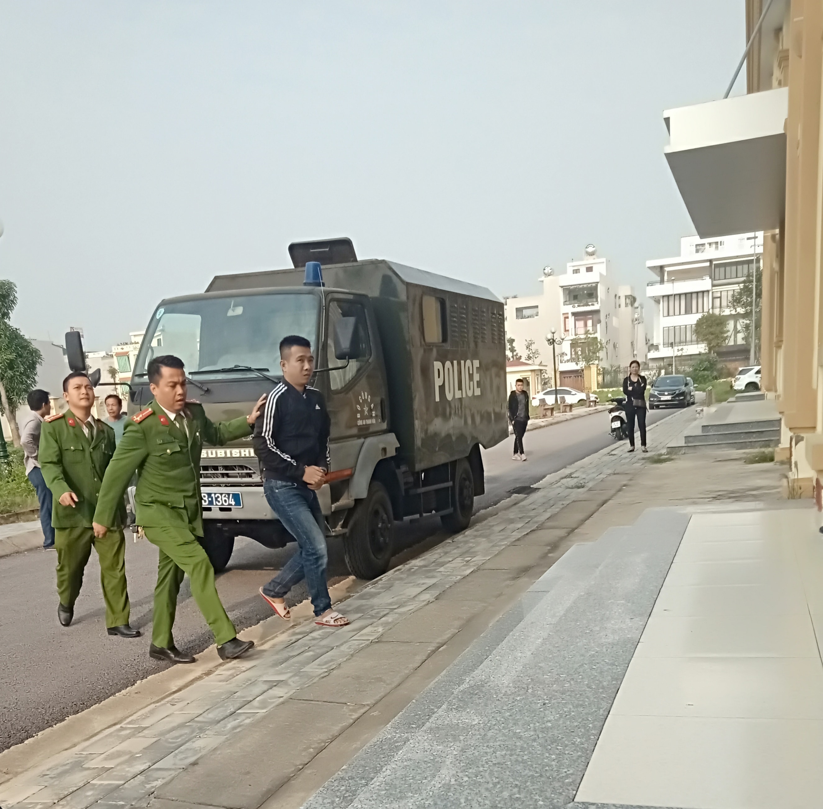 Cán bộ Công an trại giam thuê xe ô tô bán lấy tiền tiêu xài 