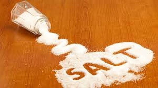 Lượng muối đi vào cơ thể quá nhiều sẽ khiến bạn trở nên xấu xí. Điều này là vì ăn nhiều muối, cơ thể có nhiều ion natri, da mặt dễ bị mất nước và lão hóa, dẫn đến tăng nếp nhăn, thậm chí xuất hiện tàn nhang và hiện tượng sạm da mặt. Ngoài muối trong bữa ăn hàng ngày, bạn không thể bỏ qua natri trong thực phẩm đóng gói sẵn (như đồ ăn nhẹ, dưa chua, mì).  Mặc dù khi ăn cảm thấy thực phẩm này không mặn, nhưng vẫn sẽ làm tăng “lượng muối vô hình”. Trước khi ăn, kiến nghị mọi người nên xem 
