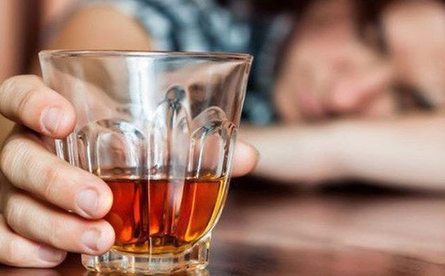 Các gốc tự do là “kẻ thù” của sức khỏe, là một trong những thủ phạm chính gây xơ vữa động mạch và huyết khối não, đồng thời cũng có thể gây lão hóa sớm. Các gốc tự do có thể được chia thành các gốc tự do ngoại sinh và nội sinh, các gốc tự do nội sinh có nguồn gốc từ sự trao đổi chất của cơ thể, và các gốc tự do ngoại sinh đến từ nhiều khía cạnh. Ví dụ khi gan cố gắng xử lý độc tố trong rượu, nó sẽ tạo ra nhiều gốc tự do hơn lượng chất chống oxy hóa của cơ thể, gây ra stress oxy hóa, là một yếu tố quan trọng dẫn đến lão hóa.