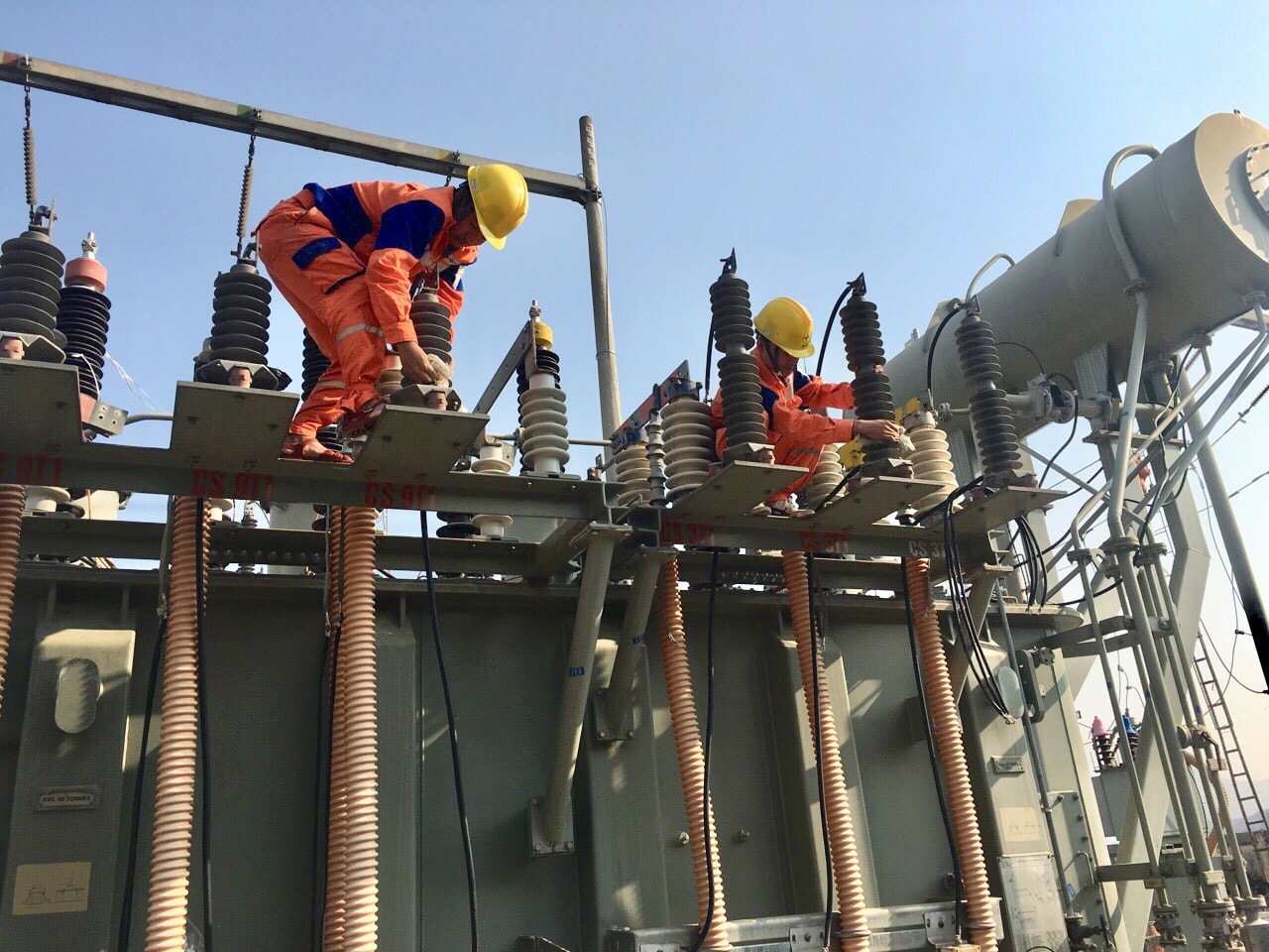 Công nhân kiểm tra hệ thống trước khi đóng điện.