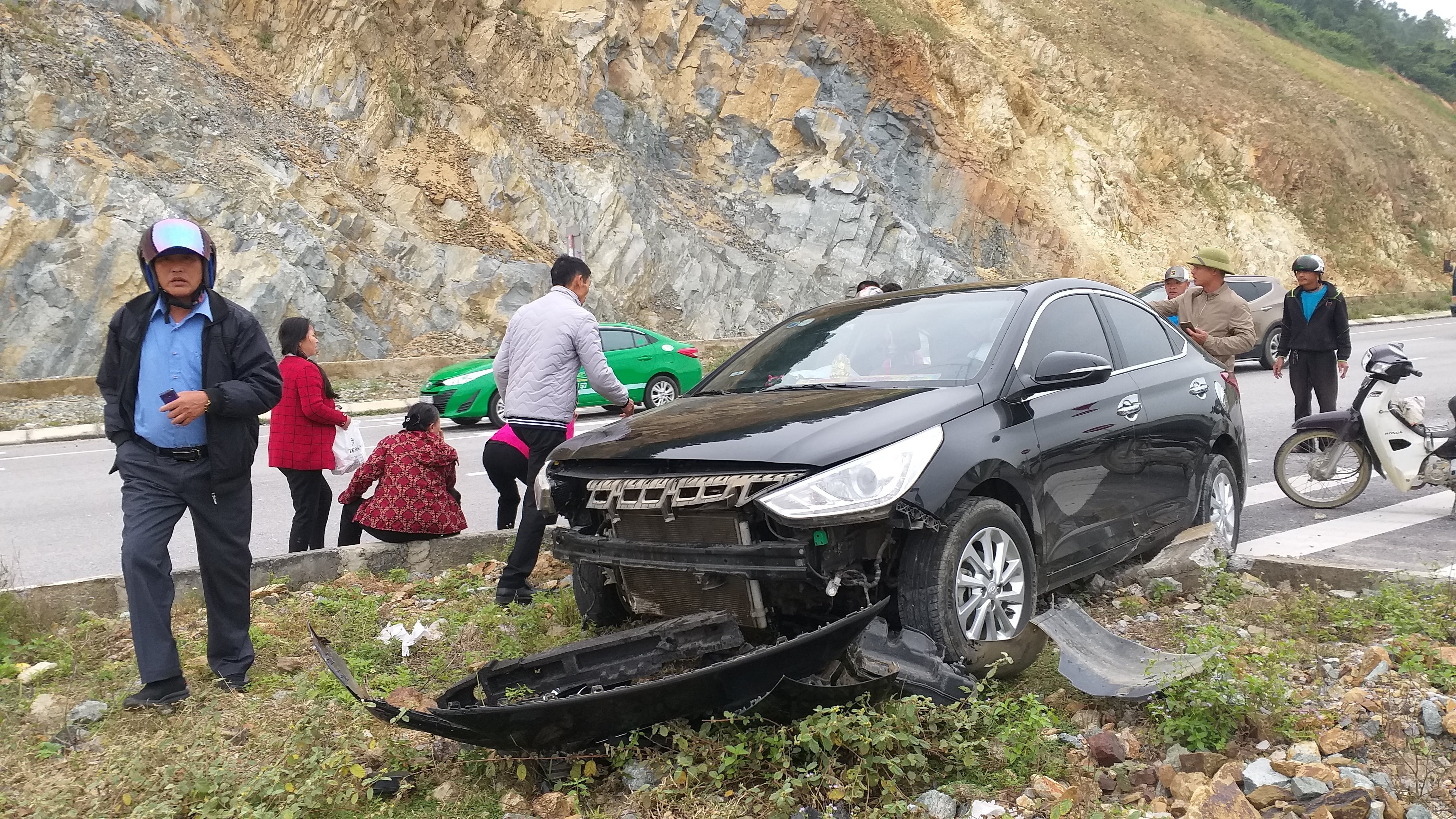 Sau khi đâm vào xe gắn máy, xe ô tô lao nửa thân lên giải phân cách đường N5. Ảnh: Thảo Nguyên