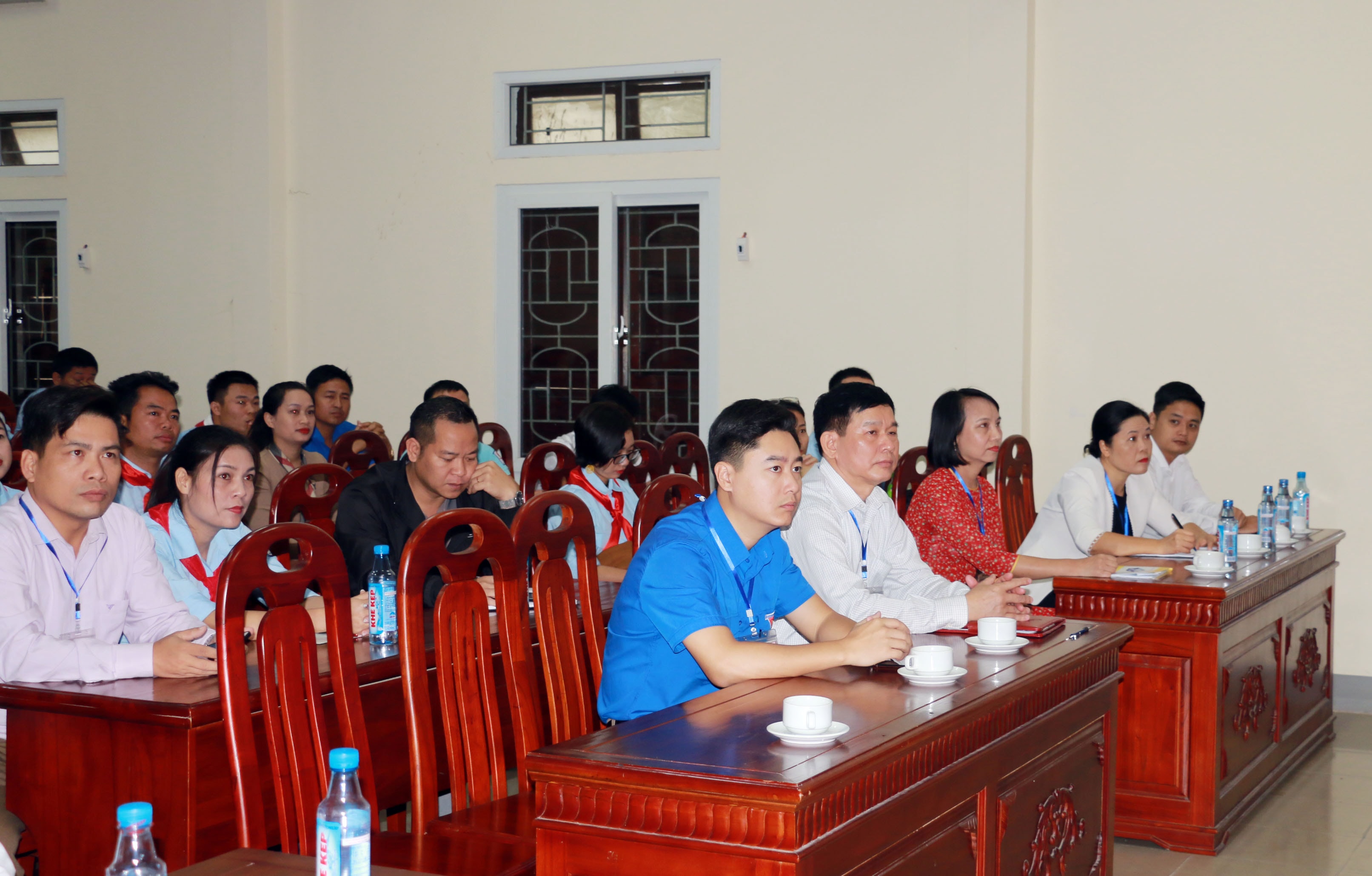 Các đại biểu và giáo viên tham dự lễ khai mạc. Ảnh: Mỹ Hà