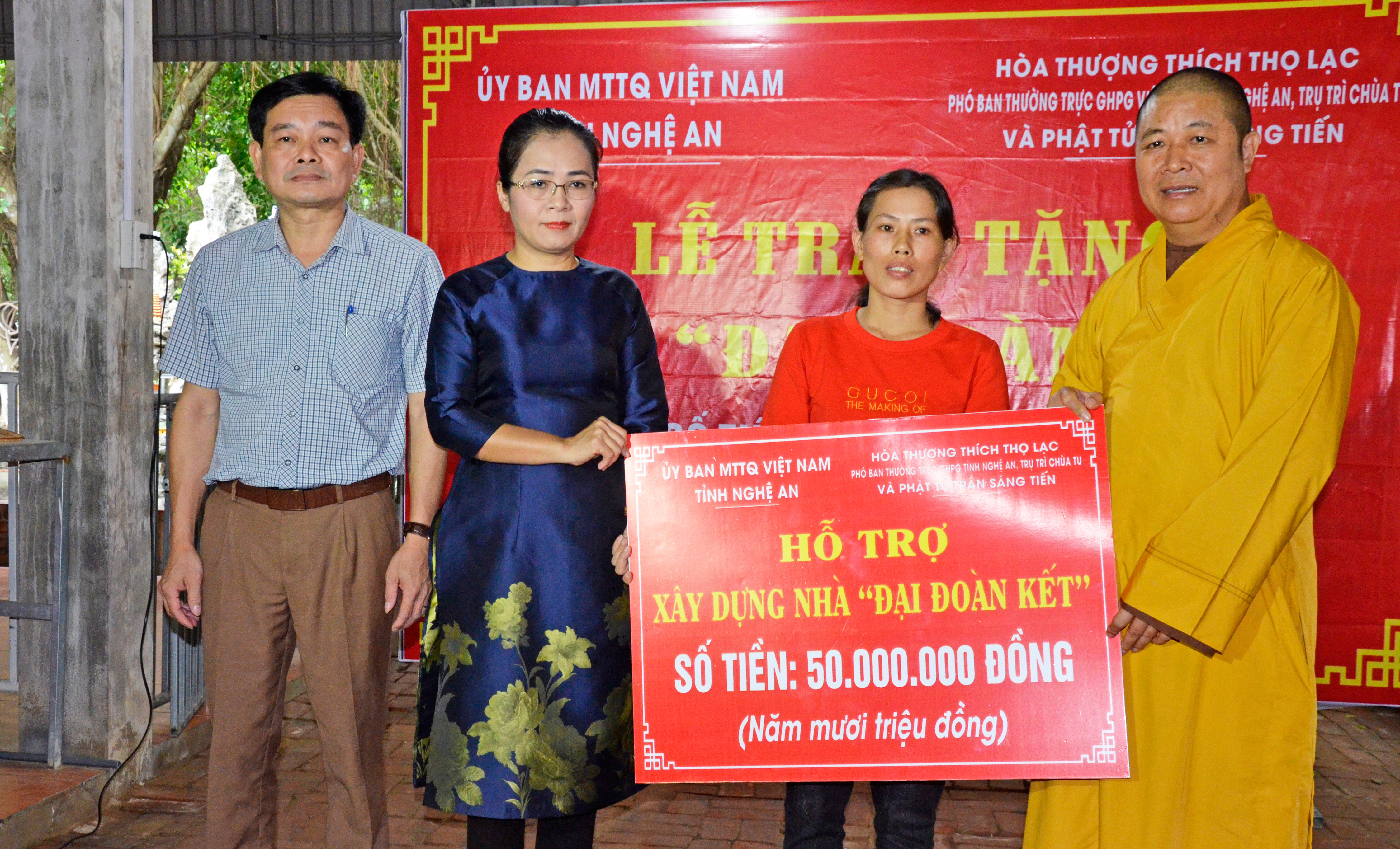 Trao kinh phí hỗ trợ xây nhà Đại đoàn kết cho hộ Đoàn Thị Dương ở xã Nghi Phong, Nghi Lộc. Ảnh: Thanh Lê