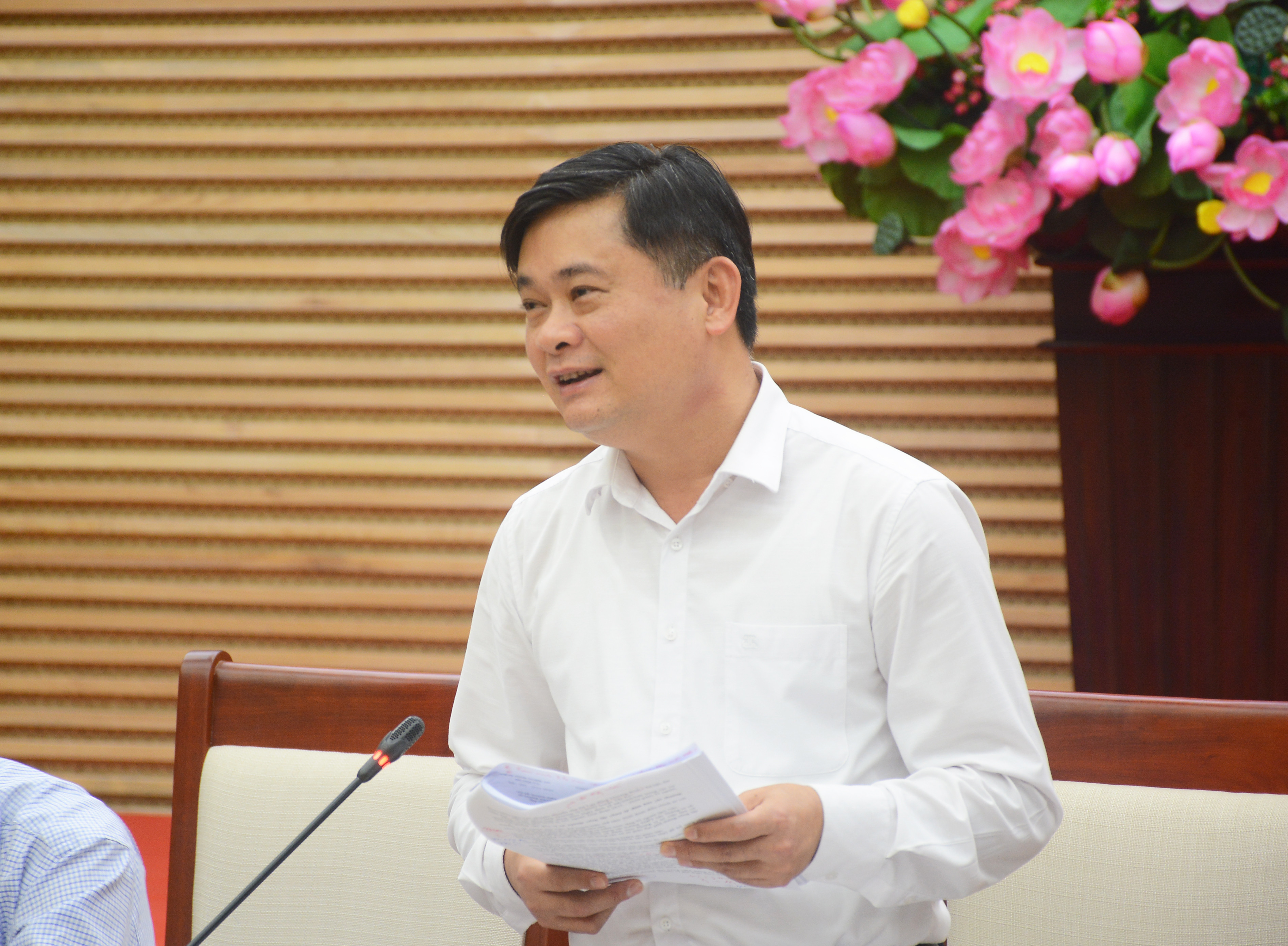 Chủ tịch UBND tỉnh Thái Thanh Quý phát biểu tại phiên họp. Ảnh: Thu Giang