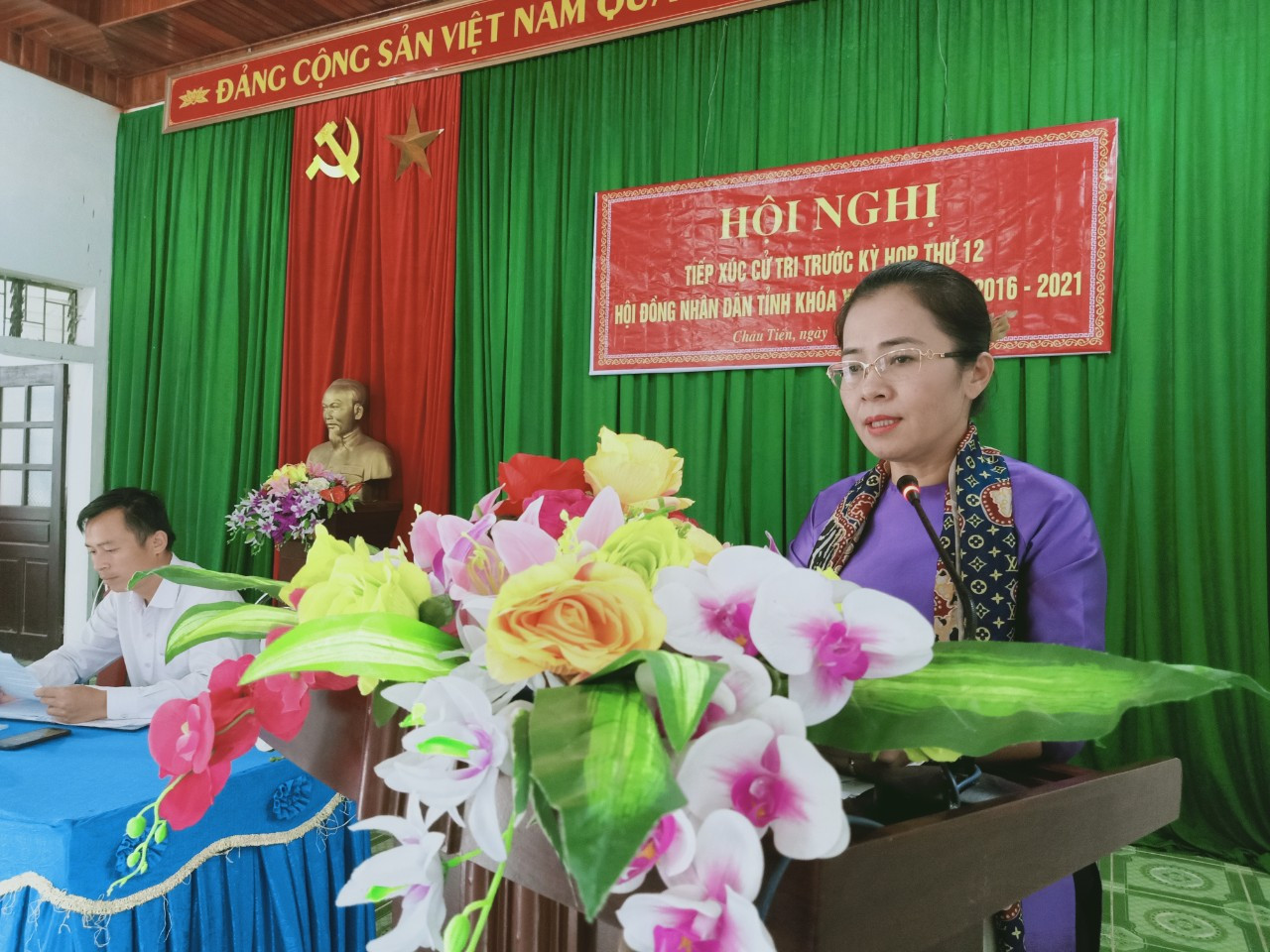Đại biểu HĐND tỉnh Võ Thị Minh Sinh trả lời kiến nghị của cử tri xã Châu Tiến. Ảnh: Thu Hường 