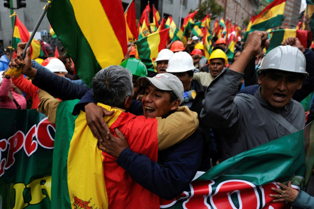 Đường phố ở La Paz tràn ngập người ăn mừng sau thông tin tổng thống từ chức. Ảnh: AFP