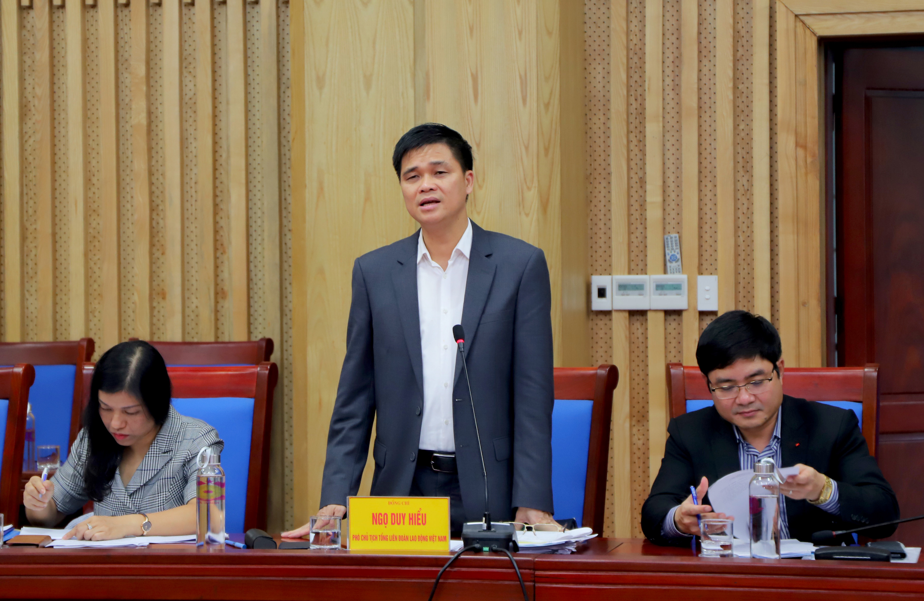 Đồng chí Ngọ Duy Hiểu - Phó Chủ tịch Tổng LĐLĐ Việt Nam kết luận cuộc làm việc. Ảnh: Thành Duy