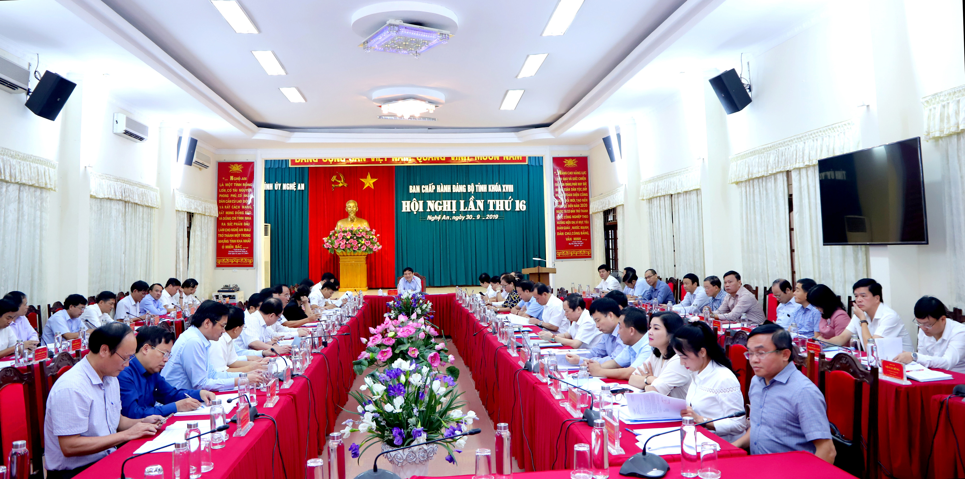 Hội nghị lần thứ 16, Ban Chấp hành Đảng bộ tỉnh Nghệ An khóa XVIII, nhiệm kỳ 2015 -2020. Ảnh: Thành Duy