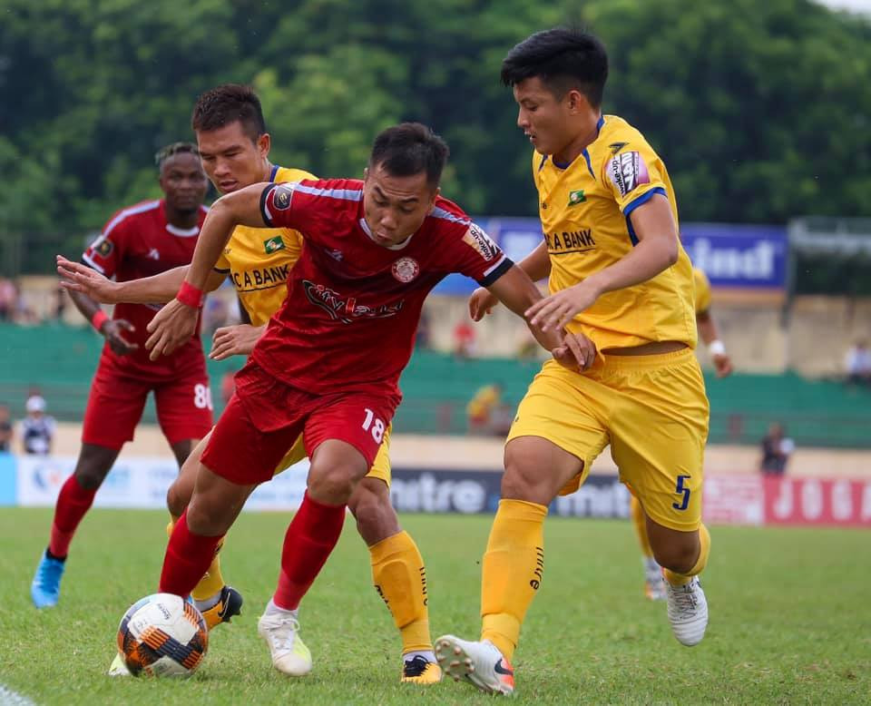 Vũ Quang Nam (áo đỏ) sẽ gắn bó với đội chủ sân Thống Nhất đến hết mùa giải 2021. Ảnh: CLB TP.HCM