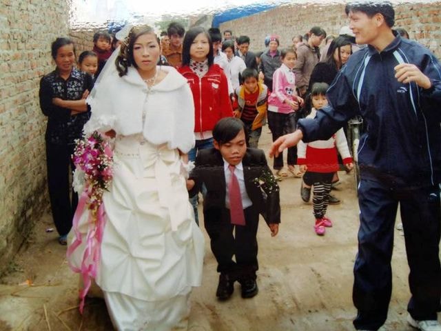 Đám cưới viên mãn của họ được tổ chức tại quê nhà và nhận được nhiều lời chúc phúc của bạn bè quan viên hai họ.