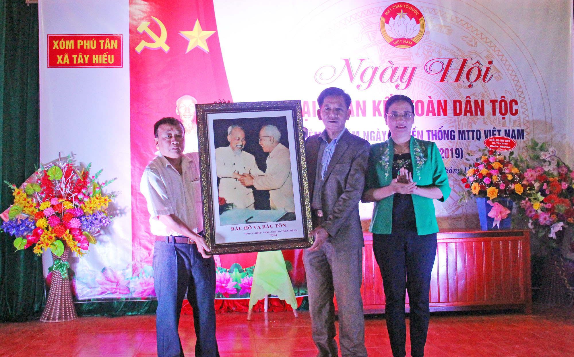 Đồng chí Cao Thị Hiền tặng quà lưu niệm cho nhân dân xóm Phú Tân tại Ngày hội. Ảnh: Thanh Quỳnh