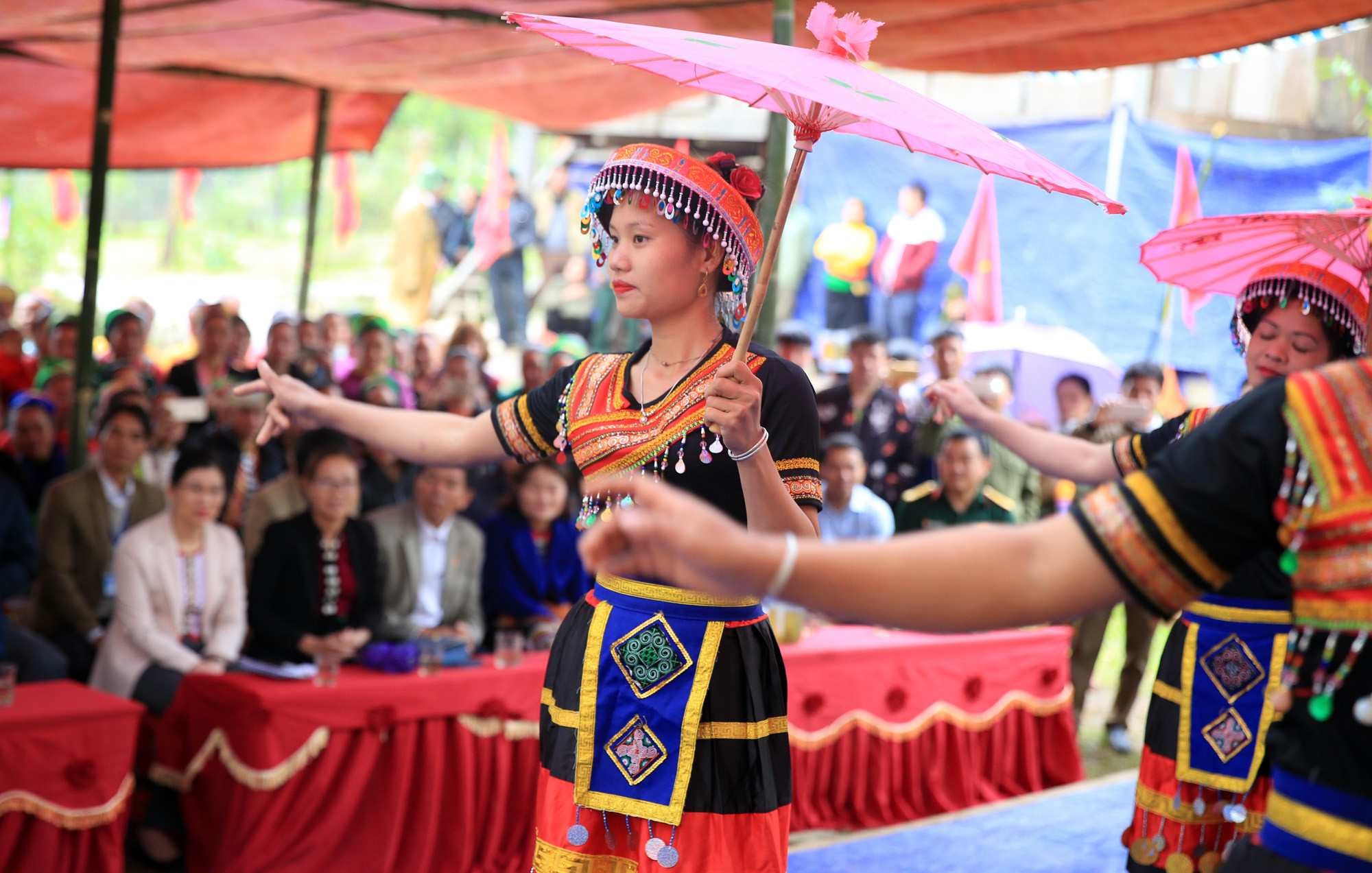 Tiết mục văn nghệ mở màn cho 