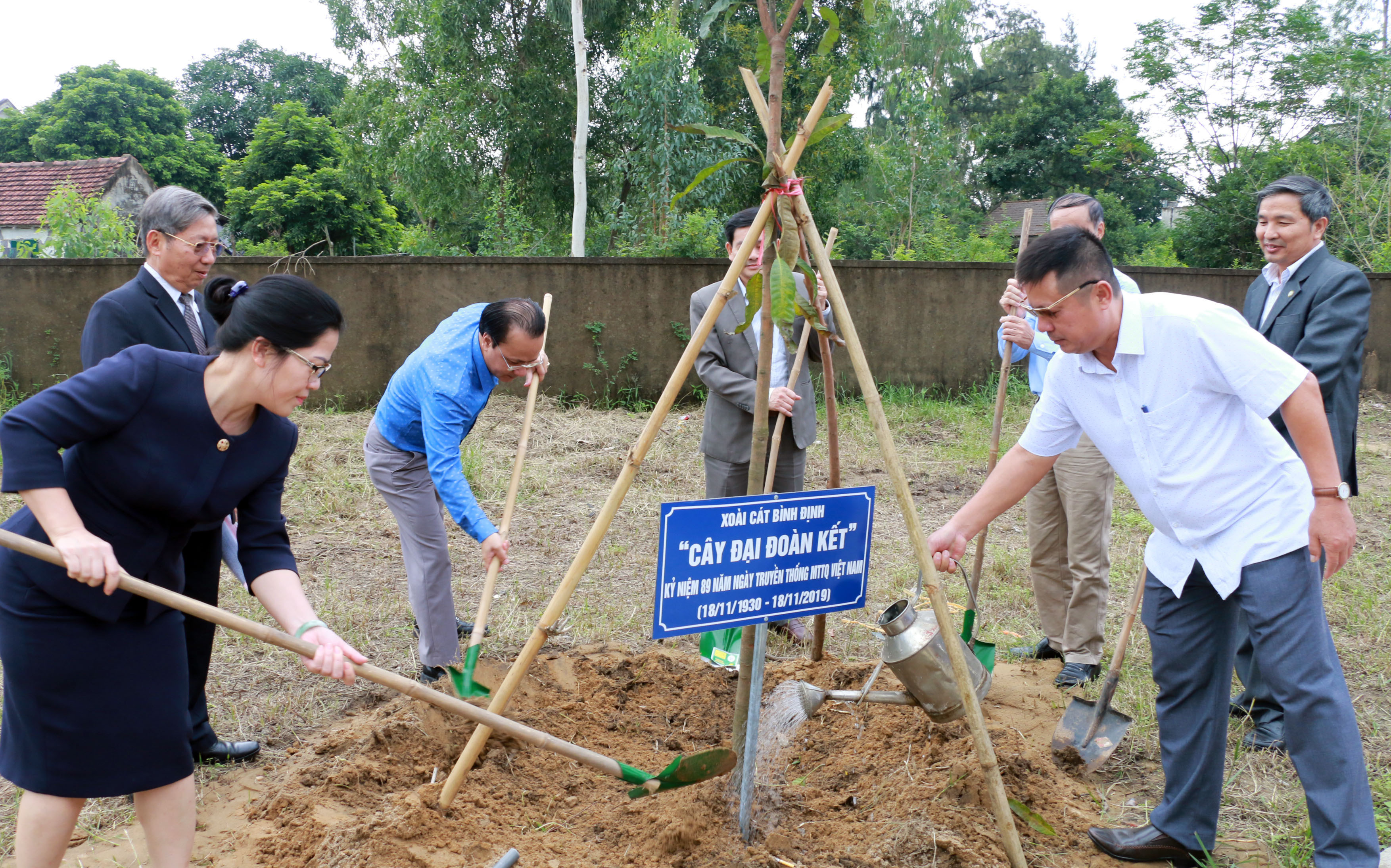 Các đại biểu trồng cây Đại đoàn kết ở Nhà văn hóa khối Hải Giang 1. Ảnh: Mỹ Hà