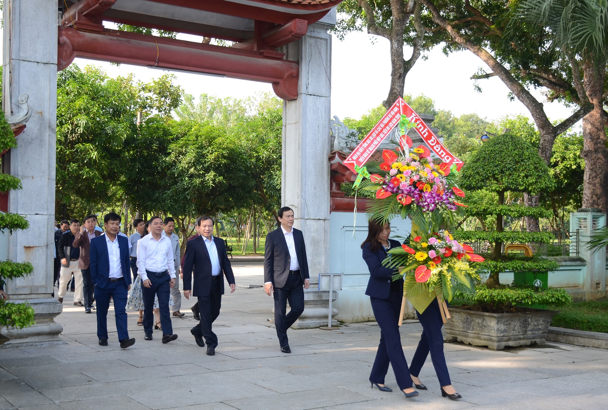 Đoàn công tác của Tổng Cục Du lịch Việt Nam đến dâng hoa, dâng hương tại Khu di tích quốc gia đặc biệt Kim Liên. Ảnh: Thành Chung