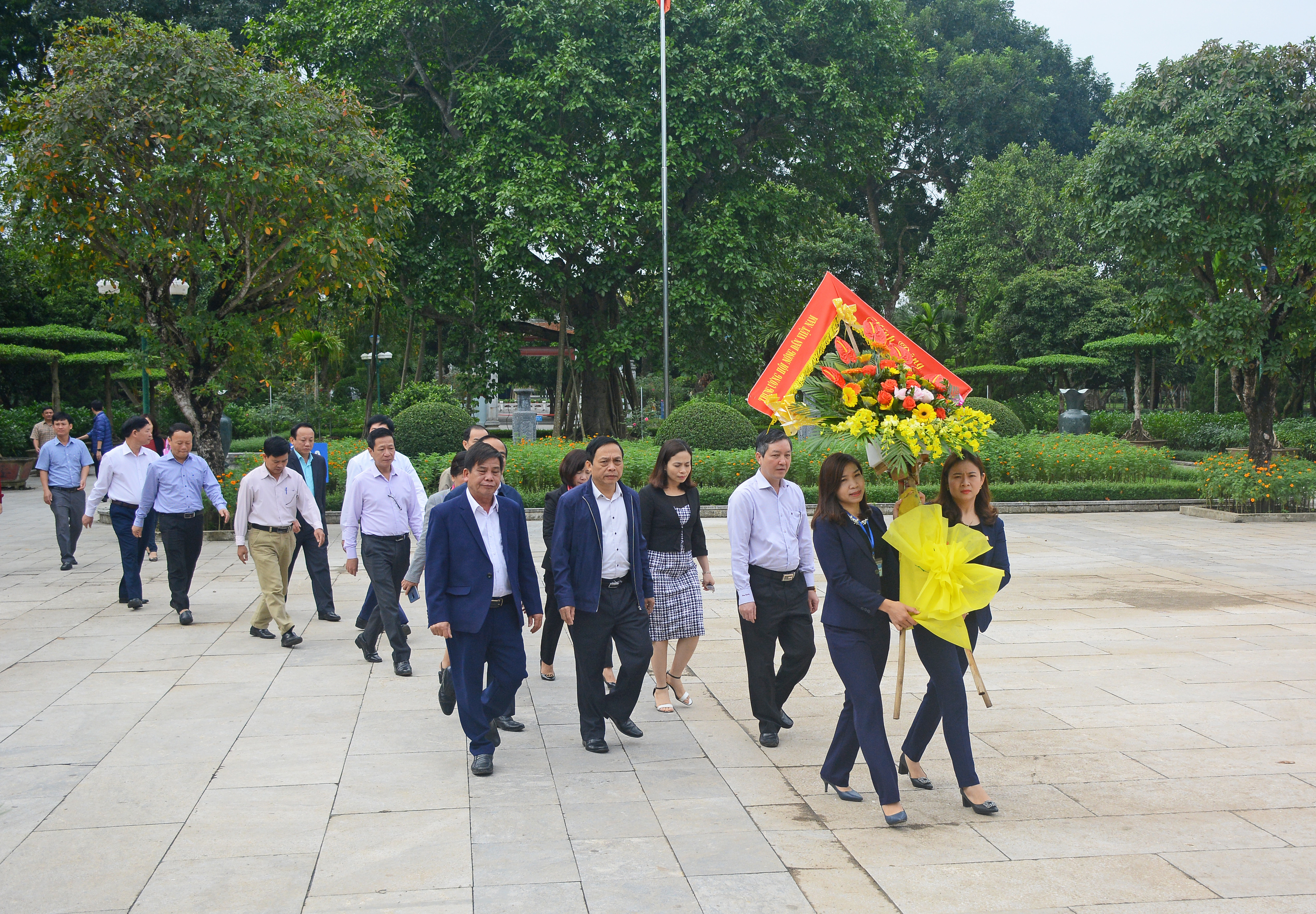 Các đại biểu về dâng hoa tại Khu di tích Kim Liên, huyện Nam Đàn. Ảnh: Thu Giang
