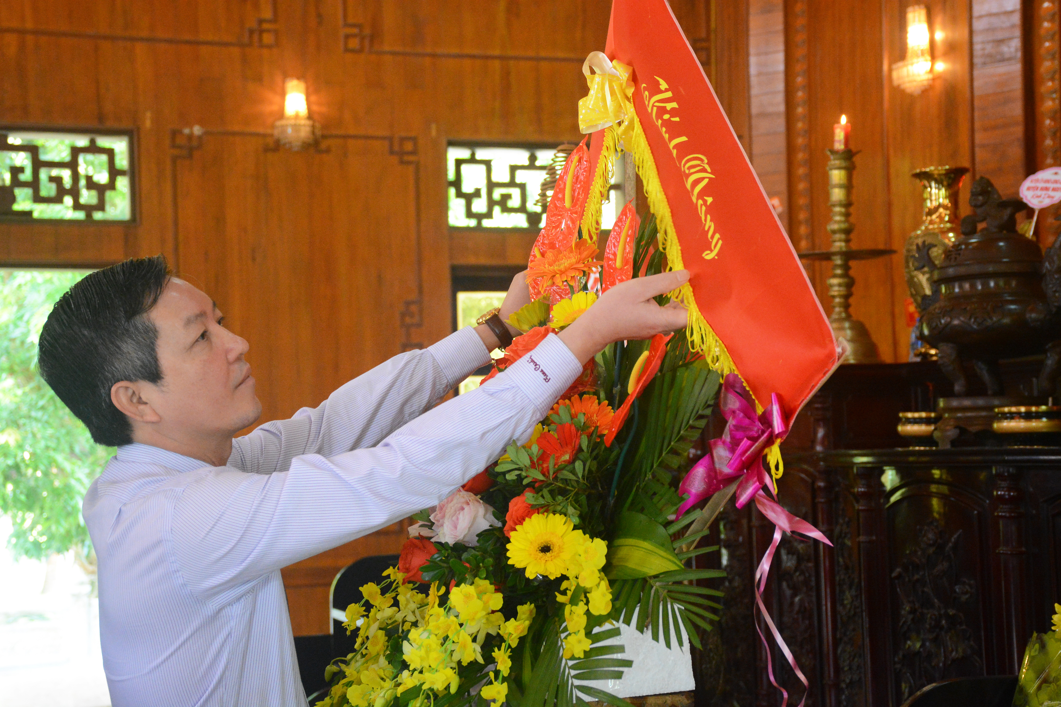 Phó Chủ tịch Thường trực Trung ương Hội Nông dân Việt Nam thay mặt đoàn đại biểu dâng hoa lên ban thờ Bác Hồ. Ảnh: Thu Giang