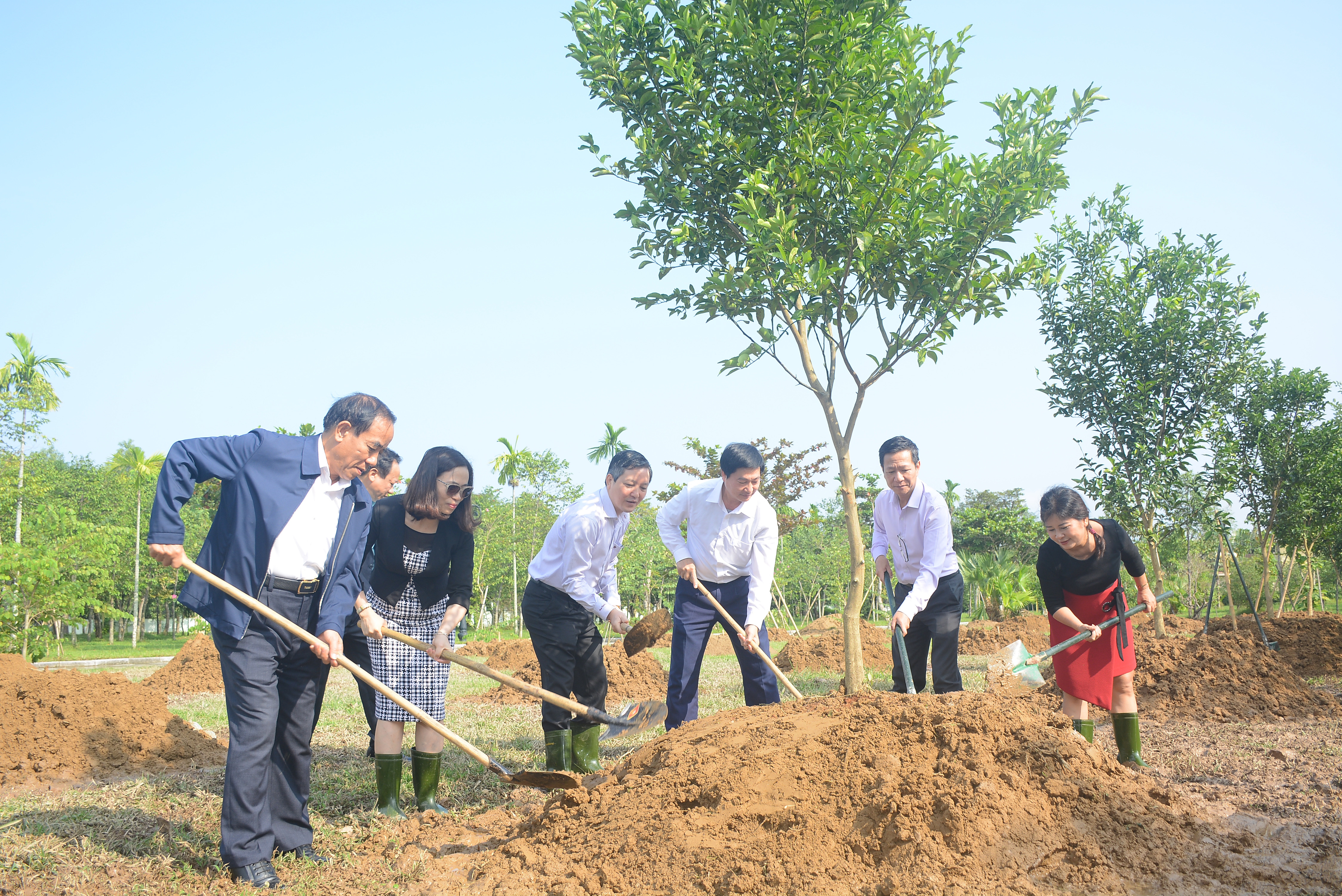 Dịp này, đoàn công tác trồng cây lưu niệm tại Khu di tích Kim Liên. Ảnh: Thu Giang