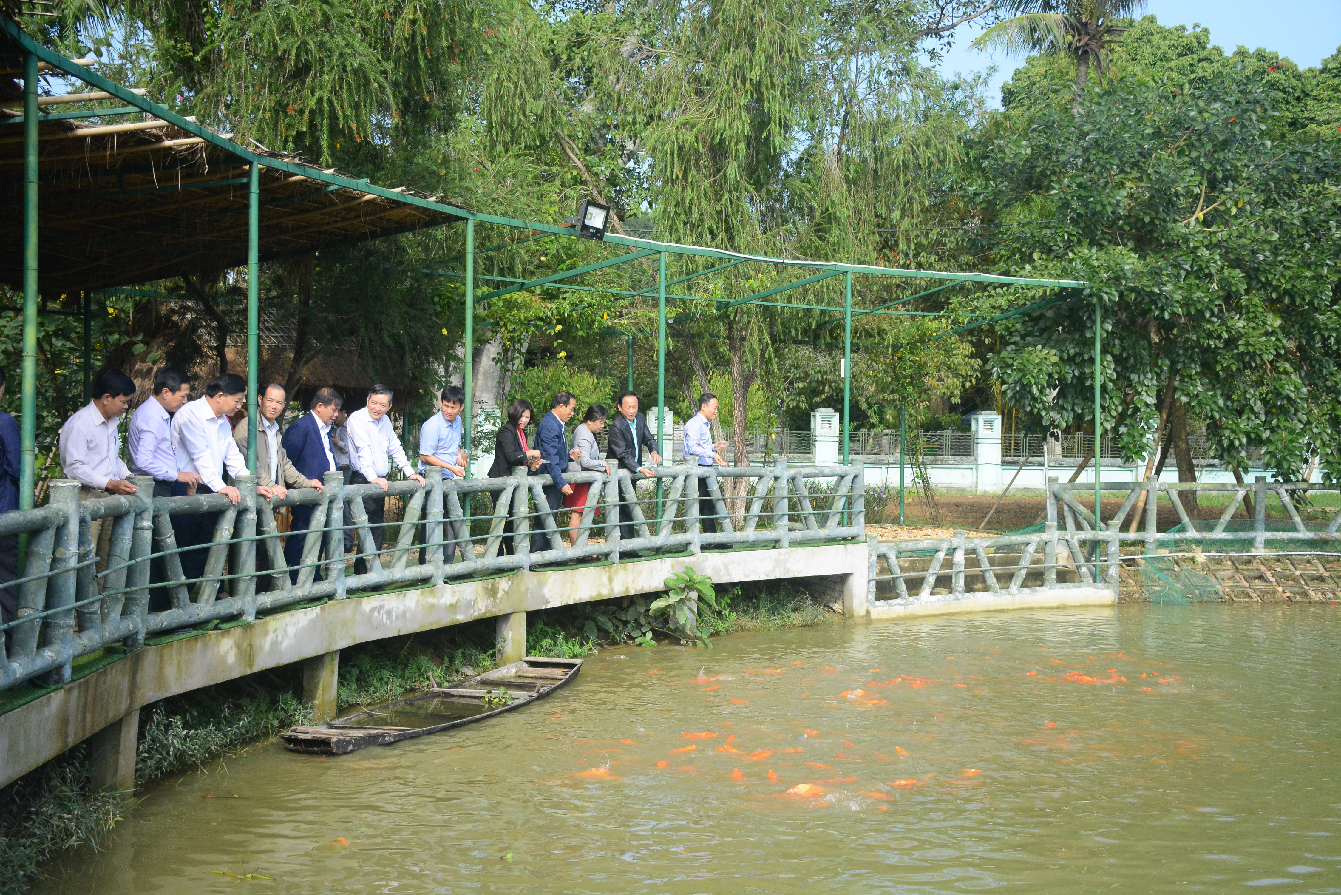 Các đại biểu thăm ao cá trong khuôn viên khu tưởng niệm Chủ tịch Hồ Chí Minh. Ảnh: Thu Giang