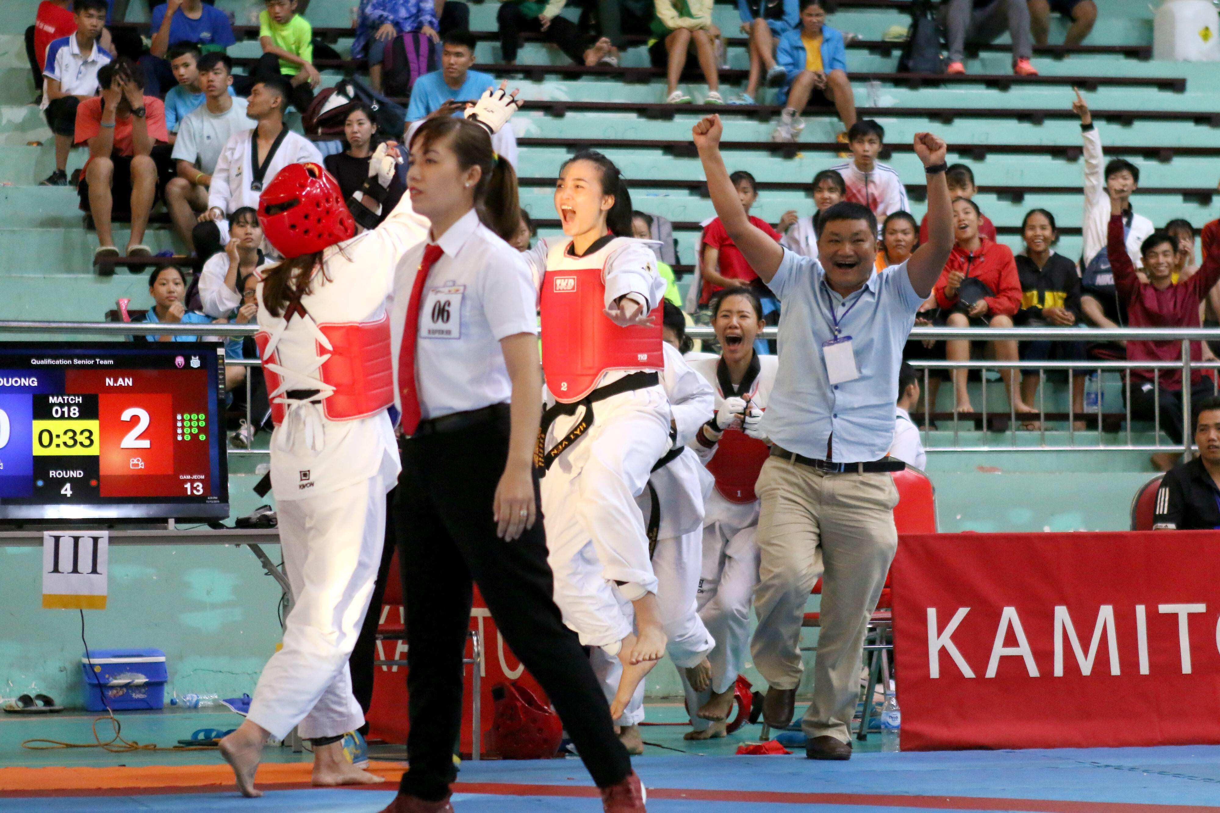Niềm vui vỡ òa của BHL và các VĐV Taekwondo Nghệ An khi giành HCV đồng đội nữ. Ảnh: BTC