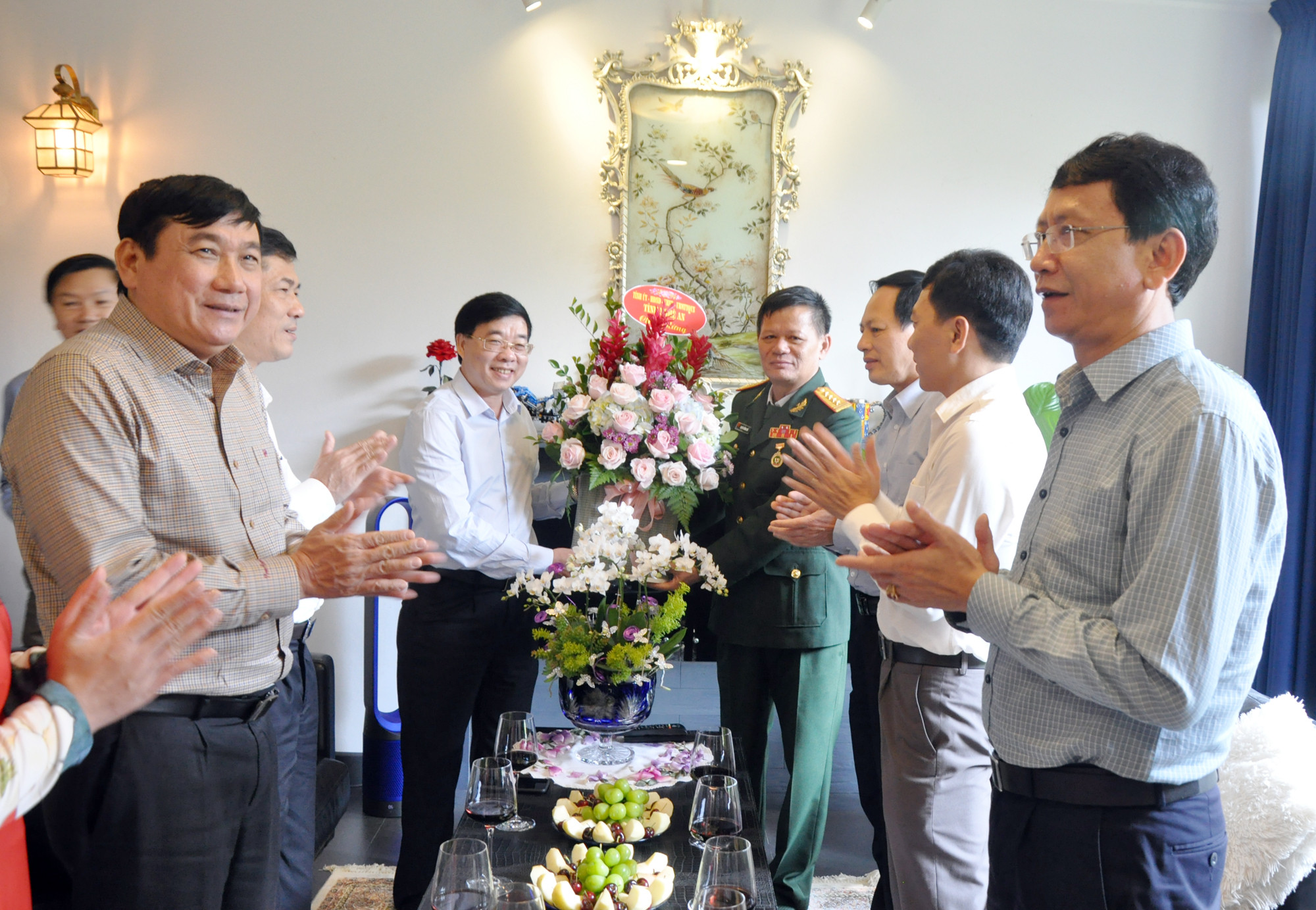Đồng chí Nguyễn Văn Thông - Phó Bí thư Tỉnh ủy tặng hoa chúc mừng Nhà giáo ưu tú Nguyễn Trường Sơn. 