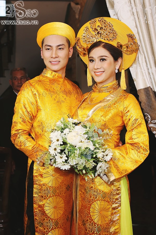 Lễ cưới của Lâm Khánh Chi với bạn trai kém 8 tuổi Trần Phi Hùng diễn ra vào ngày 28/12/2017. Đám cưới của 