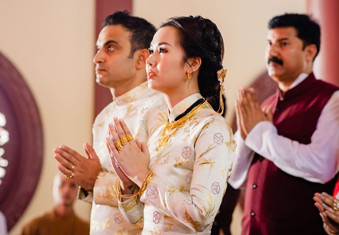 Vào đầu tháng 1 năm nay, nữ ca sĩ Võ Hạ Trâm tổ chức lễ cưới với chồng người Ấn Độ tại nhà riêng. Nữ ca sĩ khiến nhiều người trầm trồ khi được nhà chồng tặng rất nhiều nữ trang bằng vàng đeo kín tay, đầy cổ. 